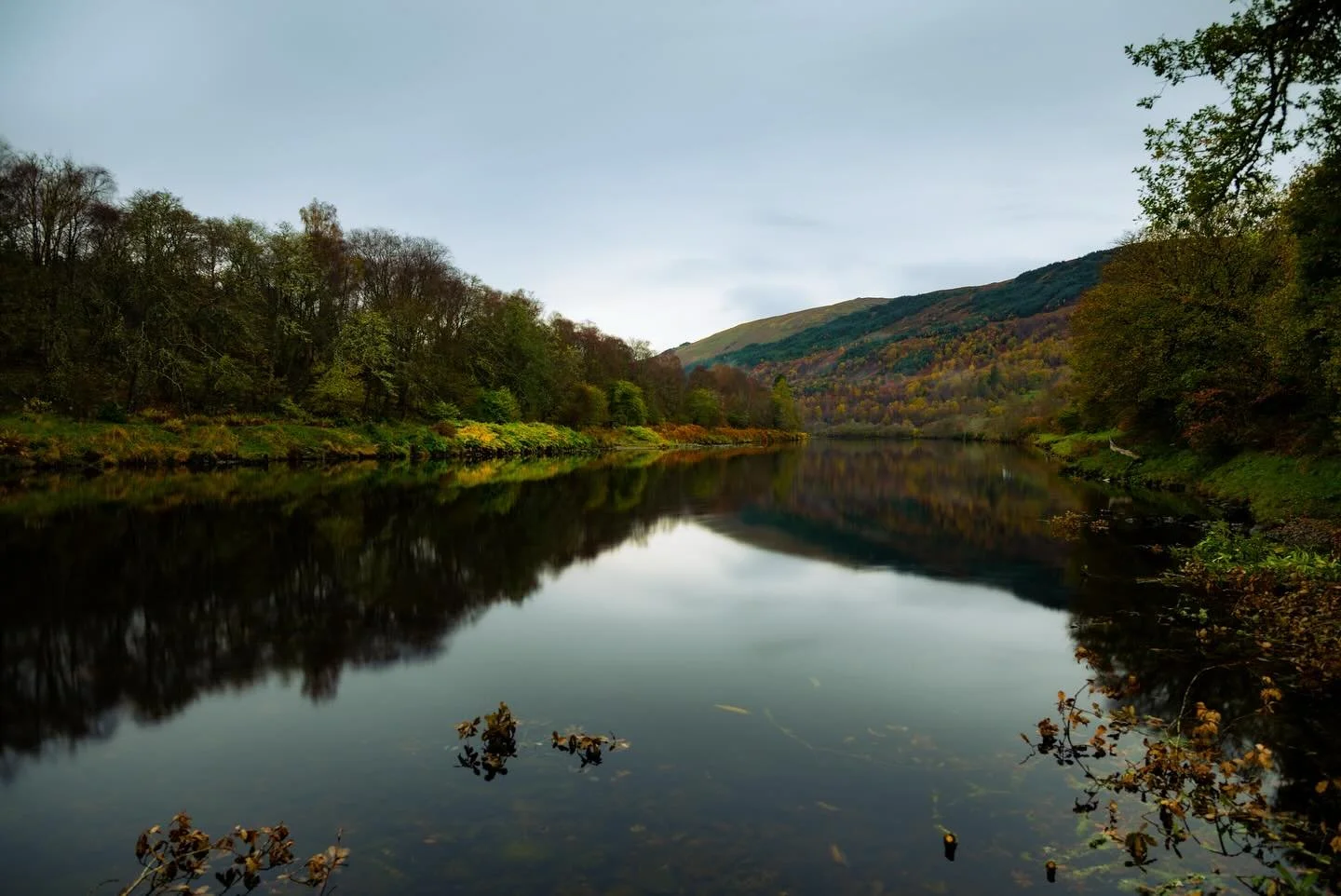 Sometimes filming kayaking involves some down time waiting on the paddlers arriving. At least when it’s autumn in Scotland you get some nice autumn colours even if it is raining. 
#photogrpahy #landscapephotography #scotland #autumn #igotwet