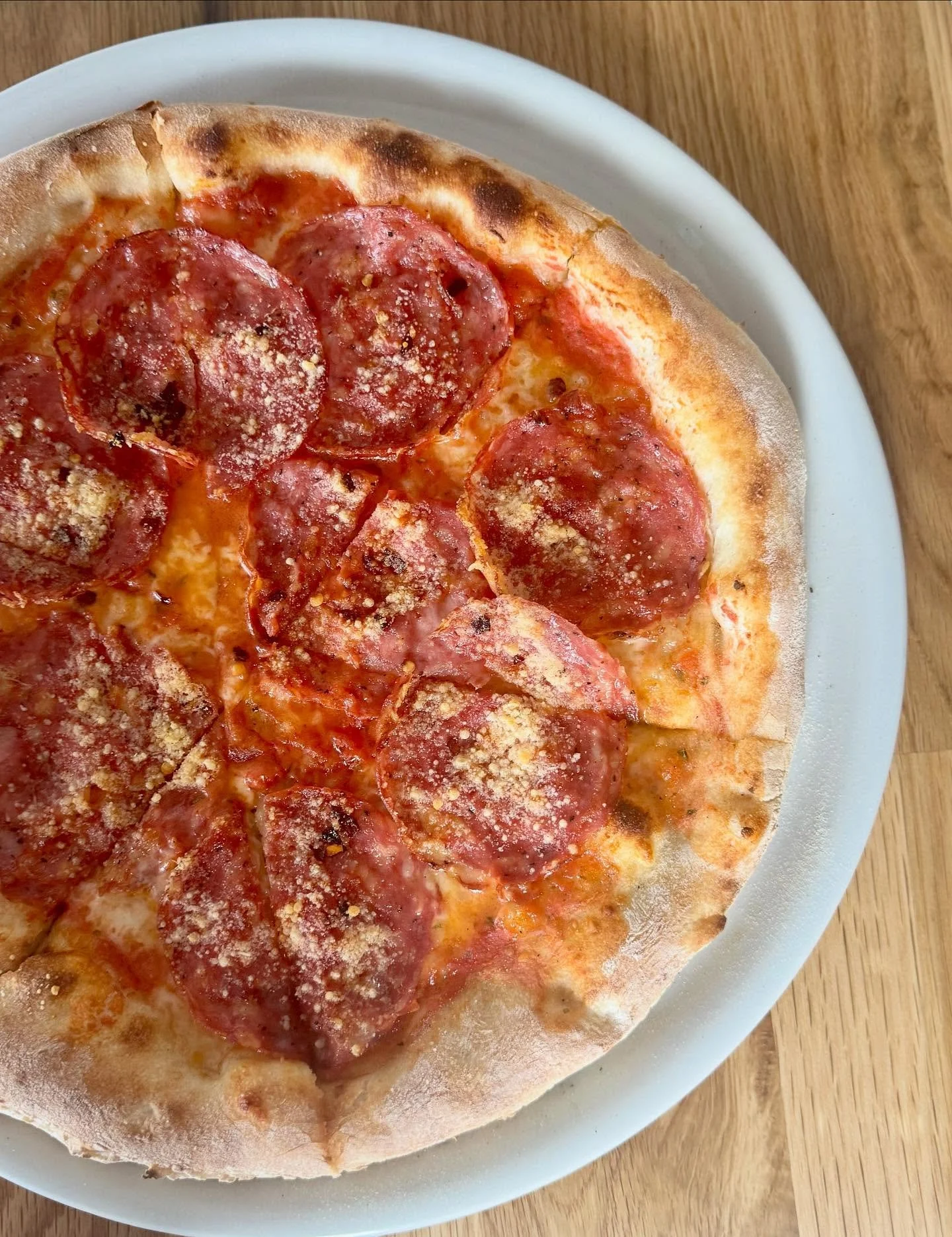 SALAME Tomato, mozzarella, salame, olive oil, parmesan, chilli flakes

#pizza #pizzarossa #paddington #paddingtonrestaurants #italianpizza #italianfood #italianrrestaurant #brisbaneeatsout #brisbanerestaurants #brisbanefood