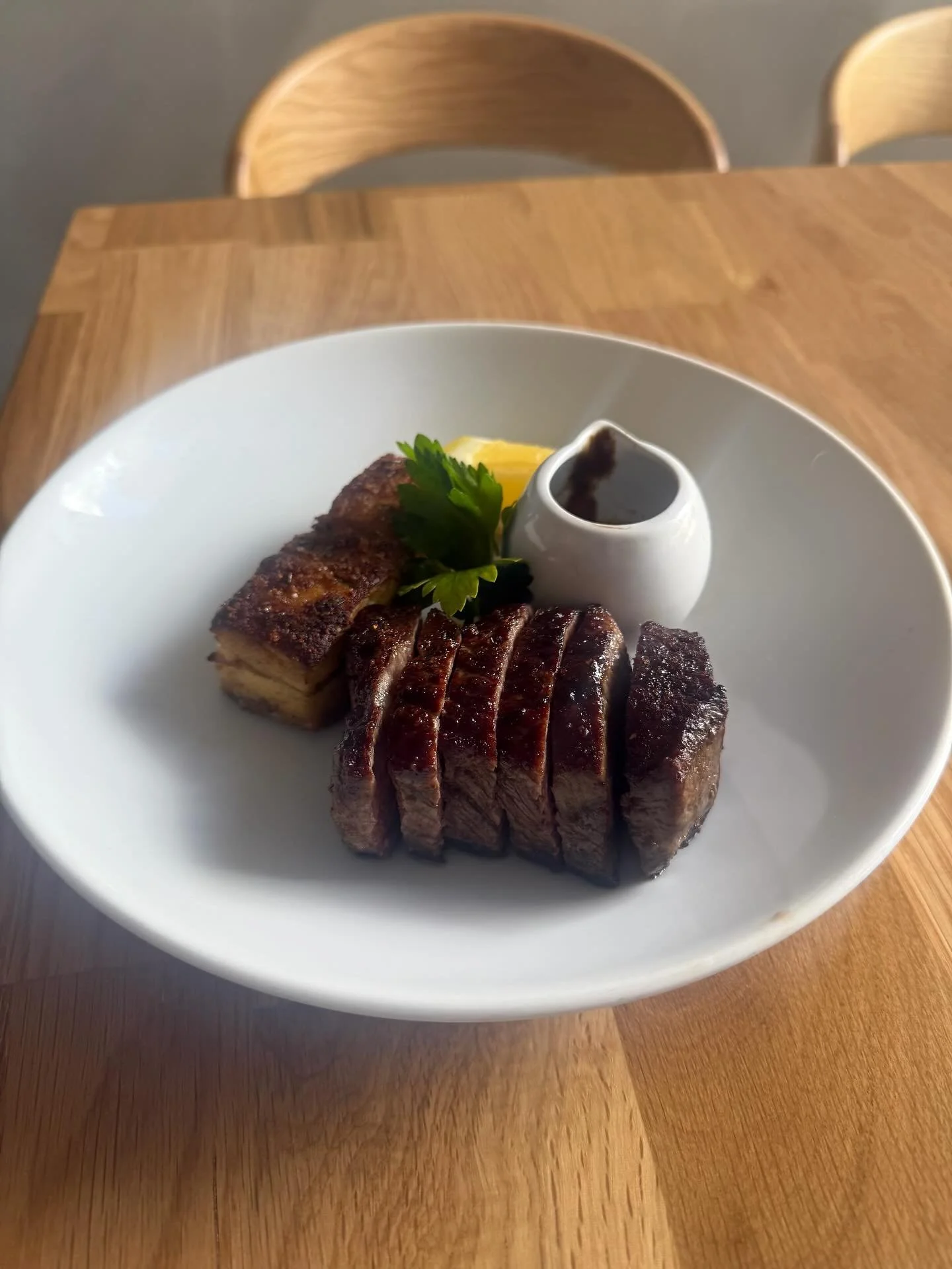 TAGLIATA DI MANZO 250gm wagyu striploin 4/5+ marble score, rosemary roasted potatoes, red wine jus &hearts;️👌&hearts;️

#italianrestaurants #brisbanerestaurants #brisbanefood #brisbaneeatsout #brisbaneitalian #paddington #4064 #wagyu #steak #tagliat