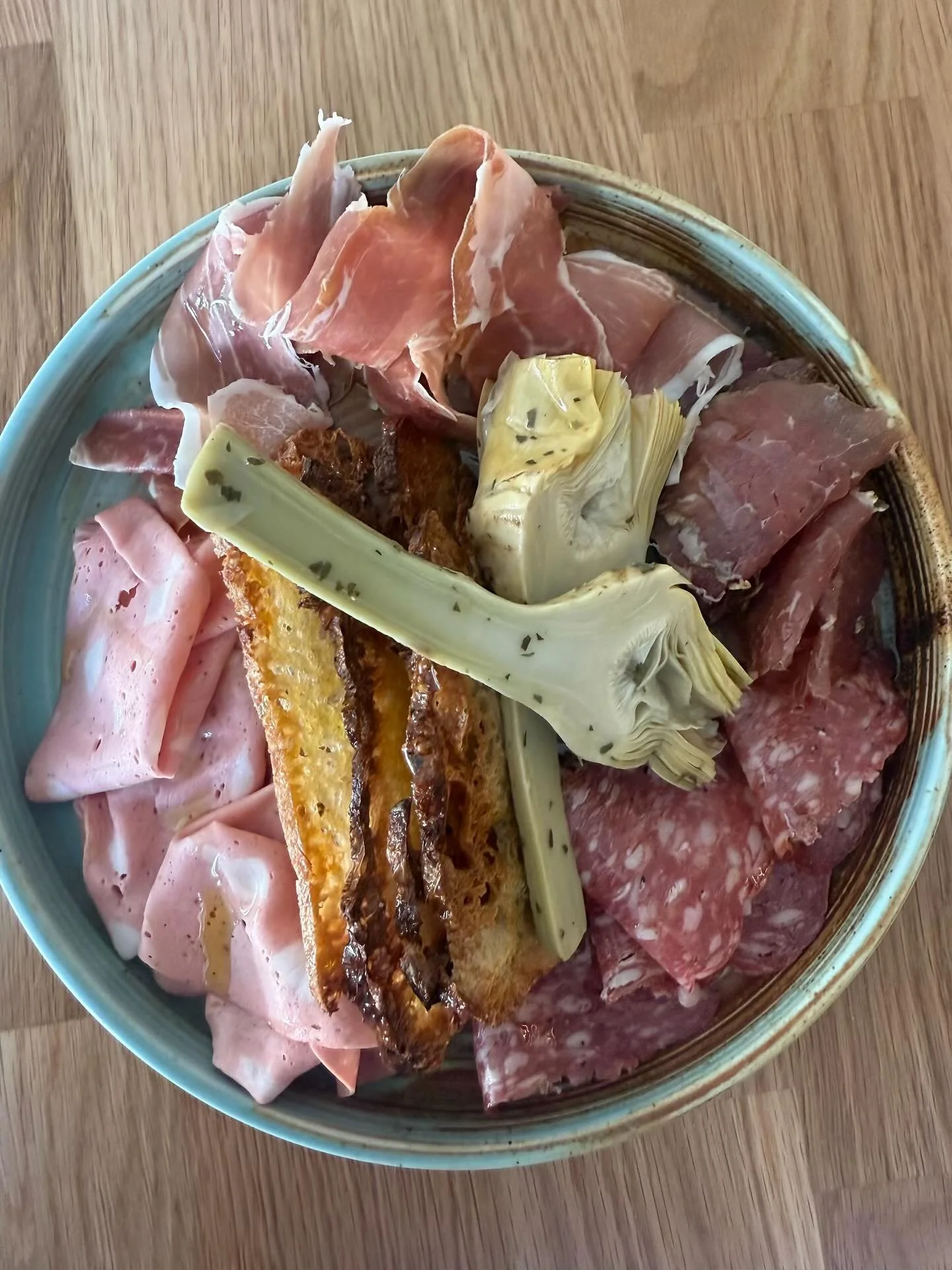 AFFETTATI MISTO Selection of Italian cured meats, parmesan, crostini &hearts;️👌&hearts;️

#brisbanerestaurants #brisbanefood #brisbaneeat #italiansdoitbetter #italianfood #4064 #meat