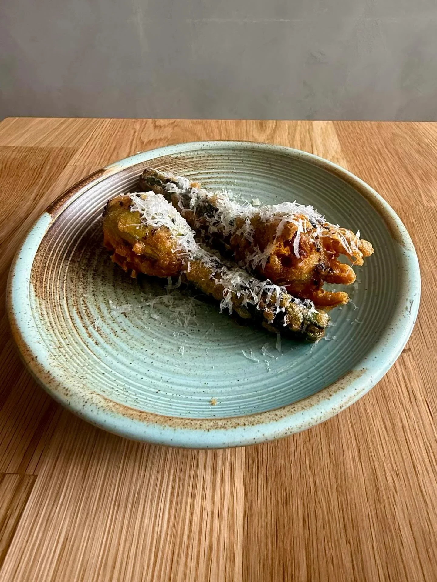 Zucchini flowers, but make it Cacio e Pepe.
Crispy, cheesy, peppery perfection &mdash; entr&eacute;e special at Barchetta. 🌿🍃🌿

#barchettapaddington #barchetta #brisbaneeats #italianfood #paddo #zucchiniflowers #brisbanefoodie #foodiebrisbane #din