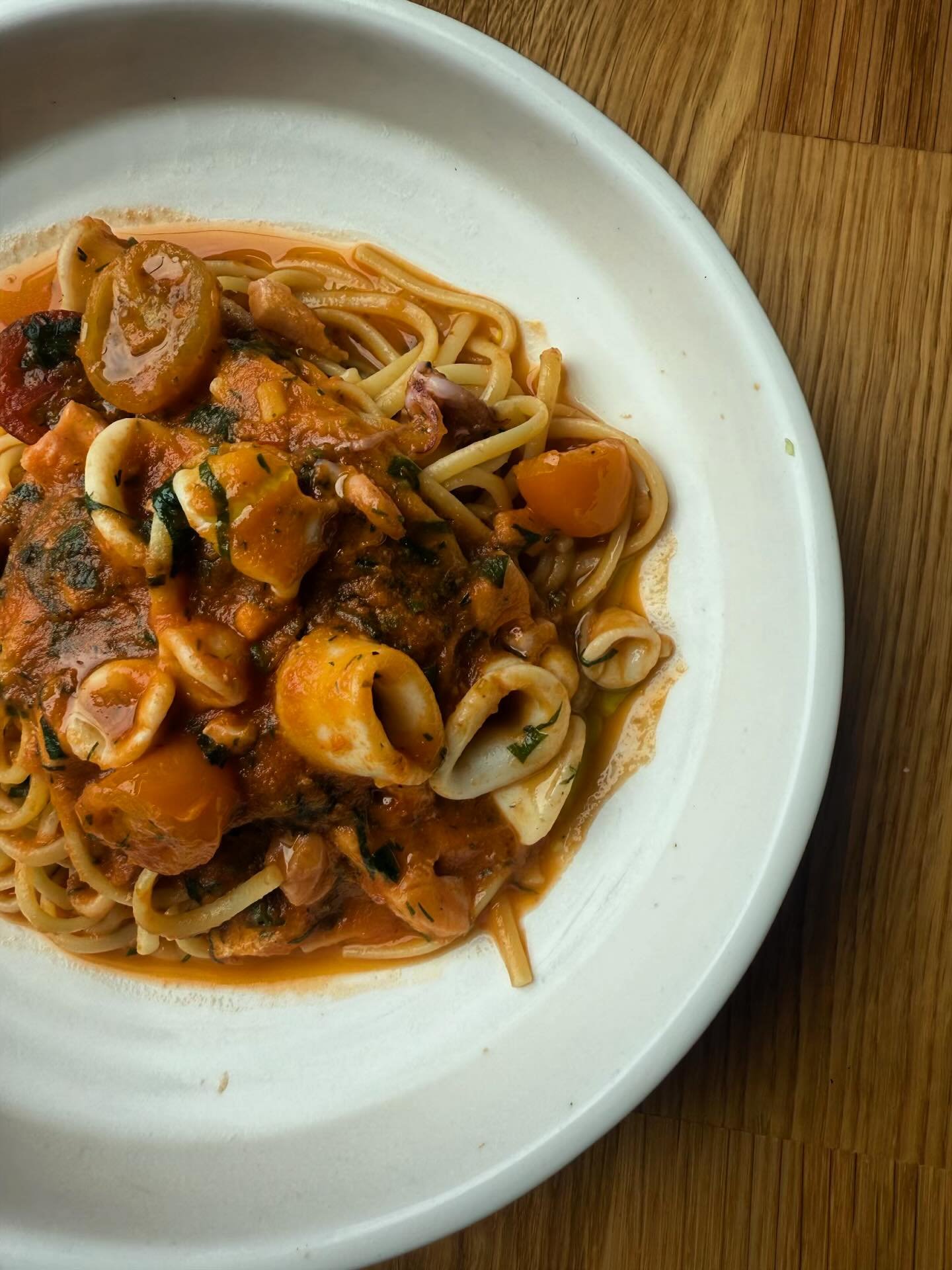 SPAGHETTI VONGOLE E GAMBERI
SA clams, Mooloolaba prawns, cherry tomatoes, garlic, pinot grigio, chilli &amp; parsley

A coastal classic, the Barchetta way.
Fresh, bright, and full of flavour &mdash; perfect with a glass of something crisp.

🍝 Walk-i