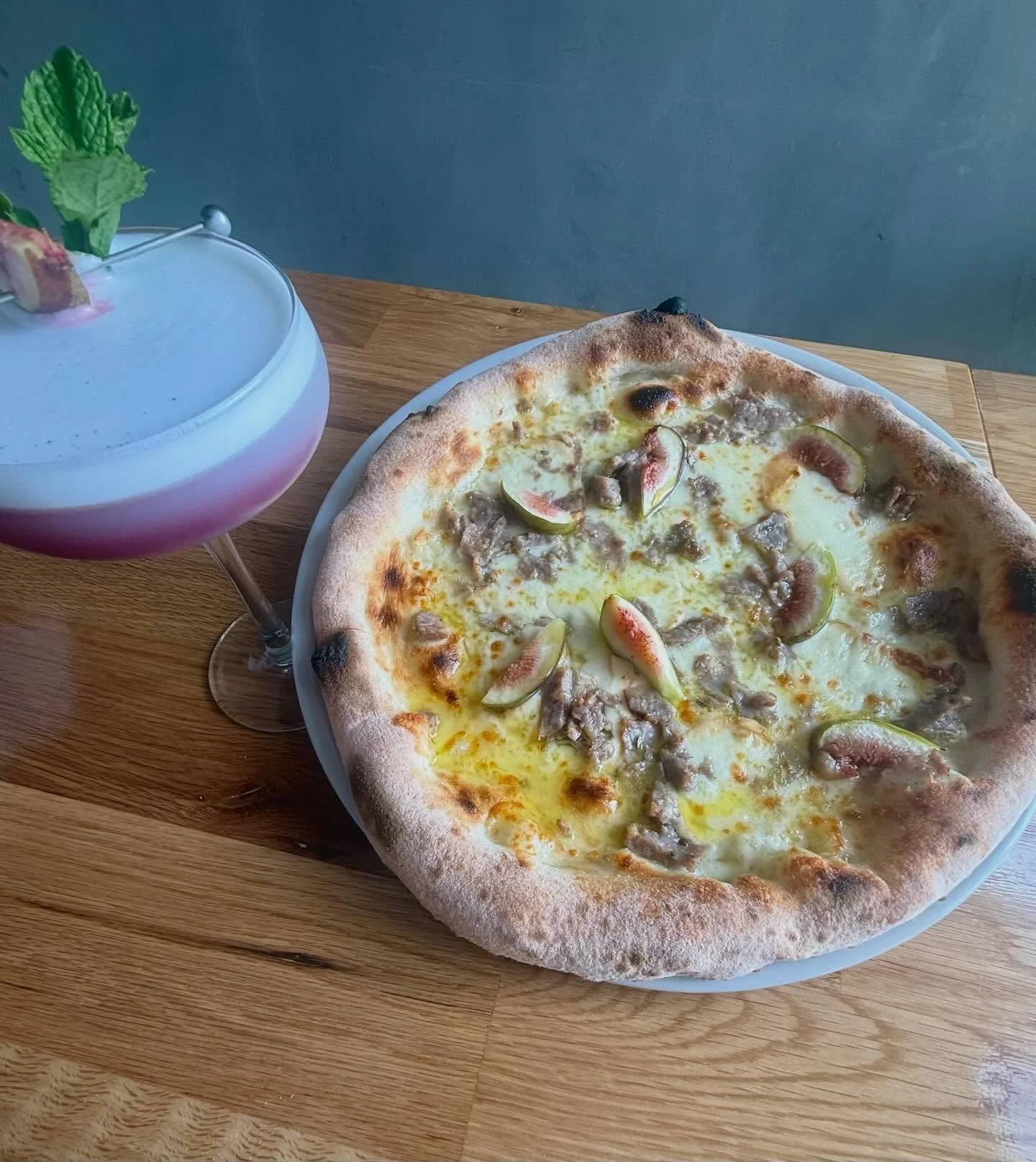 Pizza special - mozzarella, scamorza, pork &amp; fennel sausage, fresh figs, rocket.

Cocktail special - Fig Sour - lime juice, egg white, red wine.

Available now, while it lasts.

#BarchettaPaddington #PizzaBianca #FigSeason #ItalianVibes #PizzaAnd