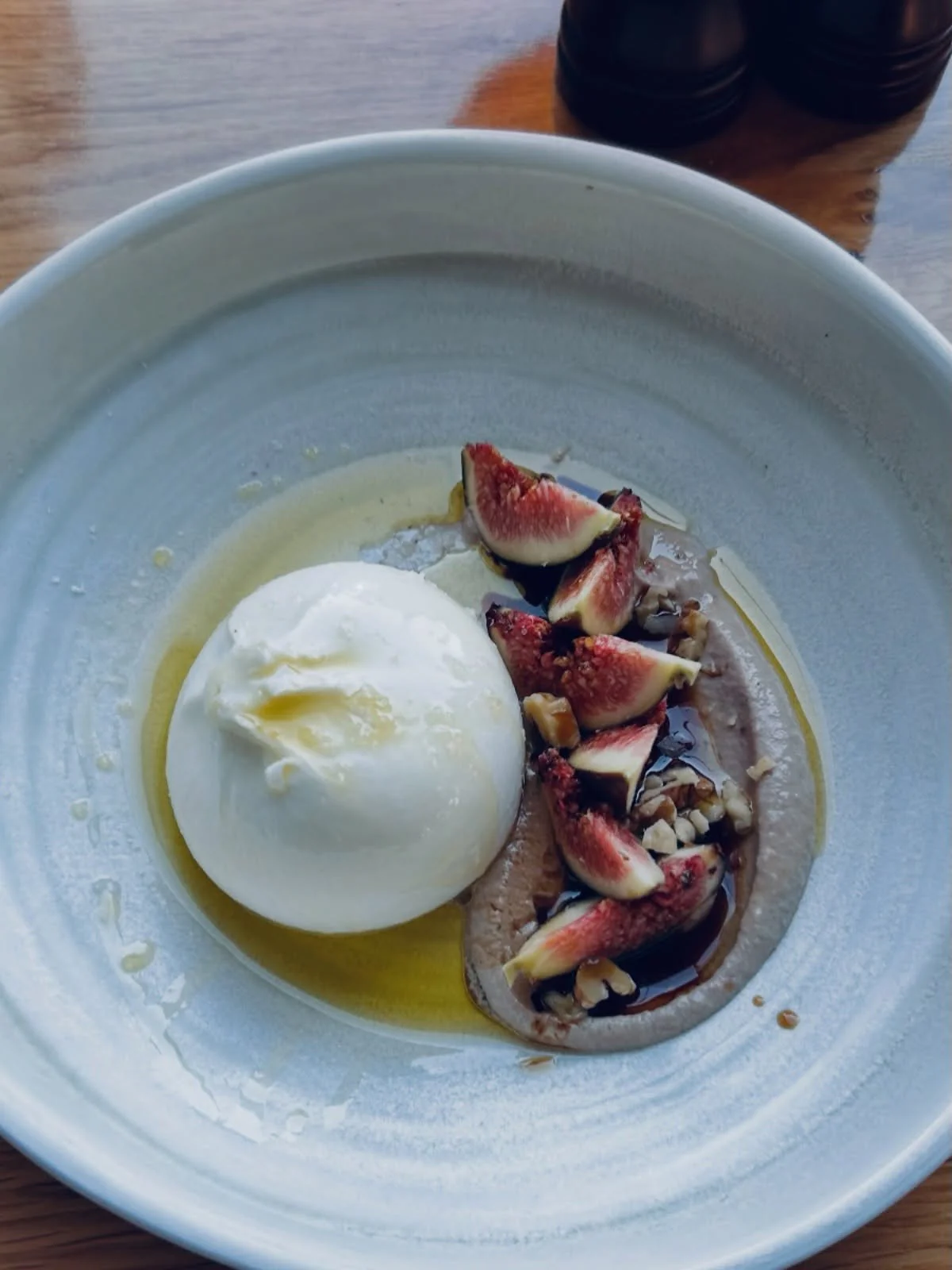 This one&rsquo;s dangerous... 🤍
Burrata, figs &amp; walnut with balsamic glaze.
You&rsquo;ll want it again before you finish it.
Tag someone you&rsquo;d share this with👇🏻