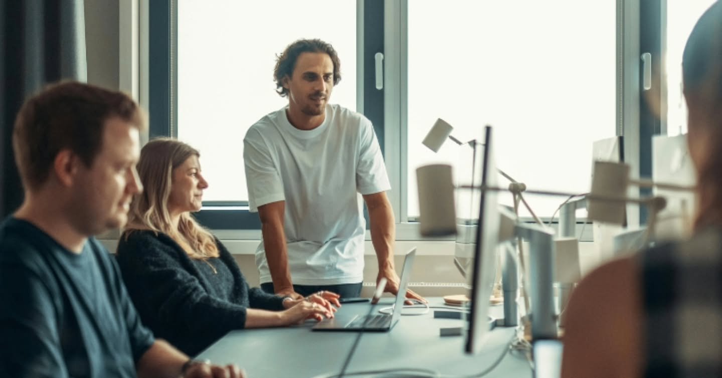 Une r&eacute;union emballage, au Qu&eacute;bec ?...

C&rsquo;est un peu comme un bon souper de famille. 🍁

Tout le monde parle. 
Tout le monde a raison. 
Et personne n&rsquo;est d&rsquo;accord. 😅 

Le marketing veut du &ldquo;waouh&rdquo;, 
la RSE 