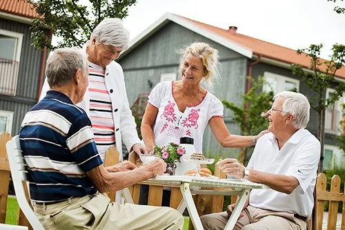  Trygghetsvärden träffar hyresgäster på Haga Trygghetsbostäder i Helsingborg. Vid trädgårdens uteplats. 