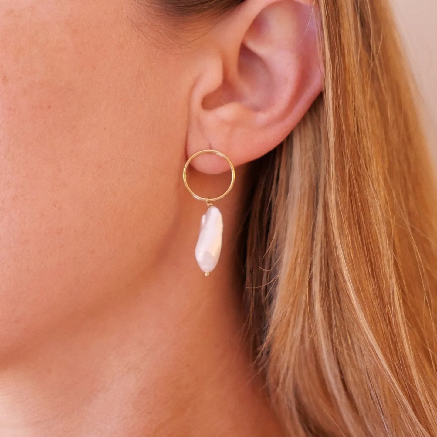 October is the month of giving at my day job (product designer by day, jewelry designer any free moment I get 😝). These are the earrings I donated to our annual auction. So excited my coworkers will end up with some of my pieces!

#jewelry #givingba