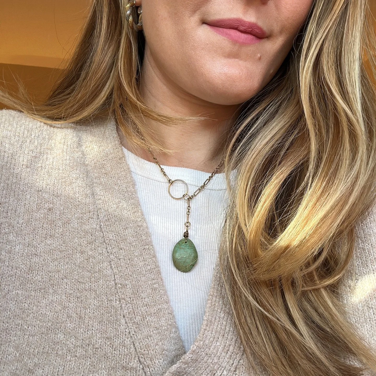 Finally getting a bit of that Seattle sunshine ☀️ Wearing one of my fav chain drops on this beautiful day!

#jewelry #madeinseattle #handmadejewelry