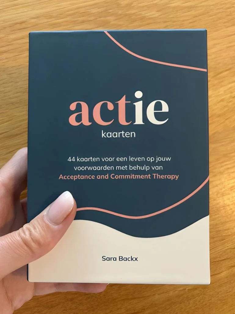 Een kaartendeck met als titel 'actiekaarten' en de ondertitel '44 kaarten voor een leven op jouw voorwaarden met behulp van Acceptance and Commitment Therapy'.