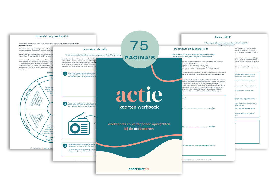 Omslag van een werkboek met de titel 'actie' en ondertitel 'kaarten werkboek', met voorbeelden van werkbladen en opdrachten in het Nederlands.