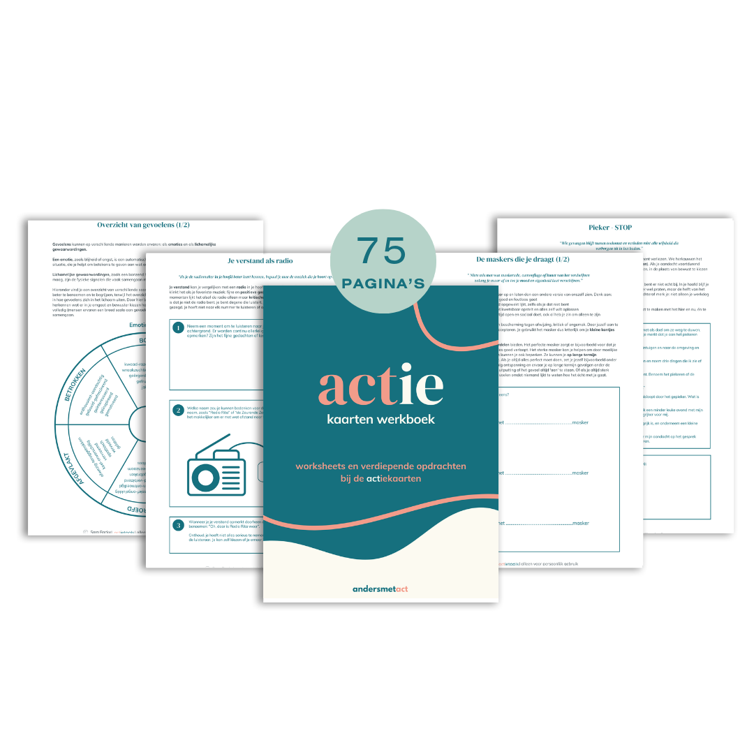Voorbeeld van een werkboek over actiekaarten met vier pagina's en een titelpagina die zegt 'actie kaarten werkboek, worksheets en verdiepende opdrachten bij de actiekaarten'.
