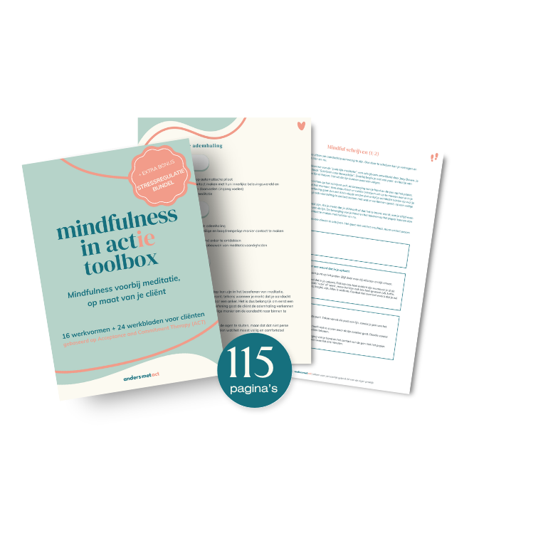 Een boek of handleiding getiteld 'mindfulness in actie toolbox' met 115 pagina's, gericht op mindfulness en stressregulatie, inclusief werkbladen. Op de pagina's staan teksten en oefeningen.