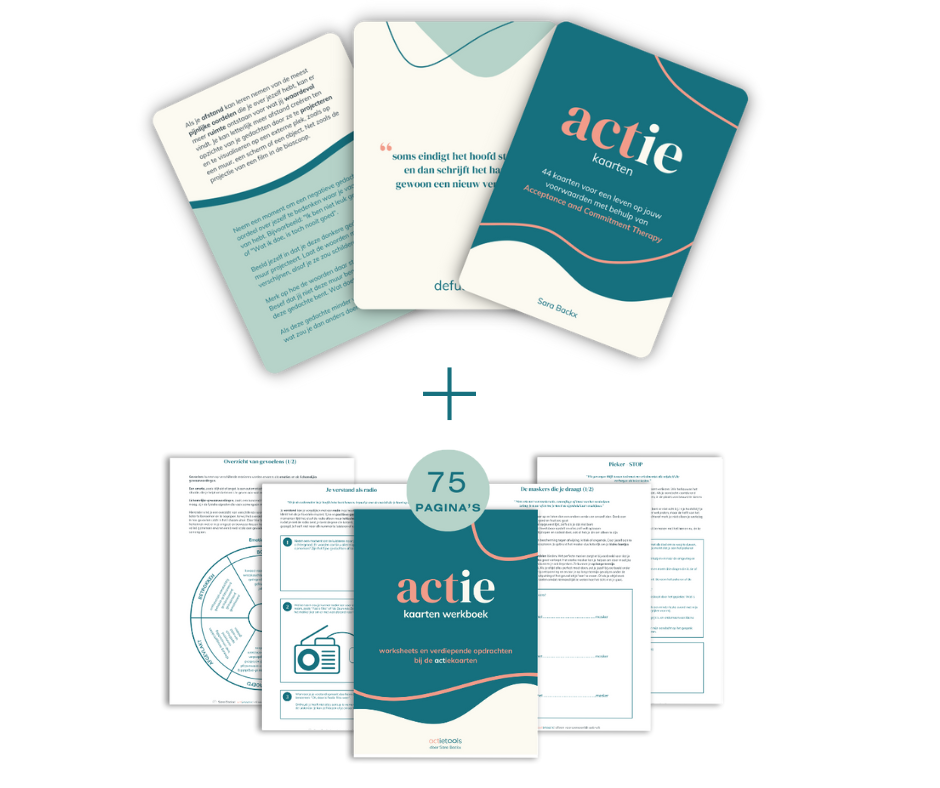 Een set van actiekaarte gebaseerd op ACT en werkbladen, met de titel 'actie kaarten werkboek' en 'actie kaarten' op de voorkant, inclusief afbeelding van kaarten en werkbladen op zwarte achtergrond.