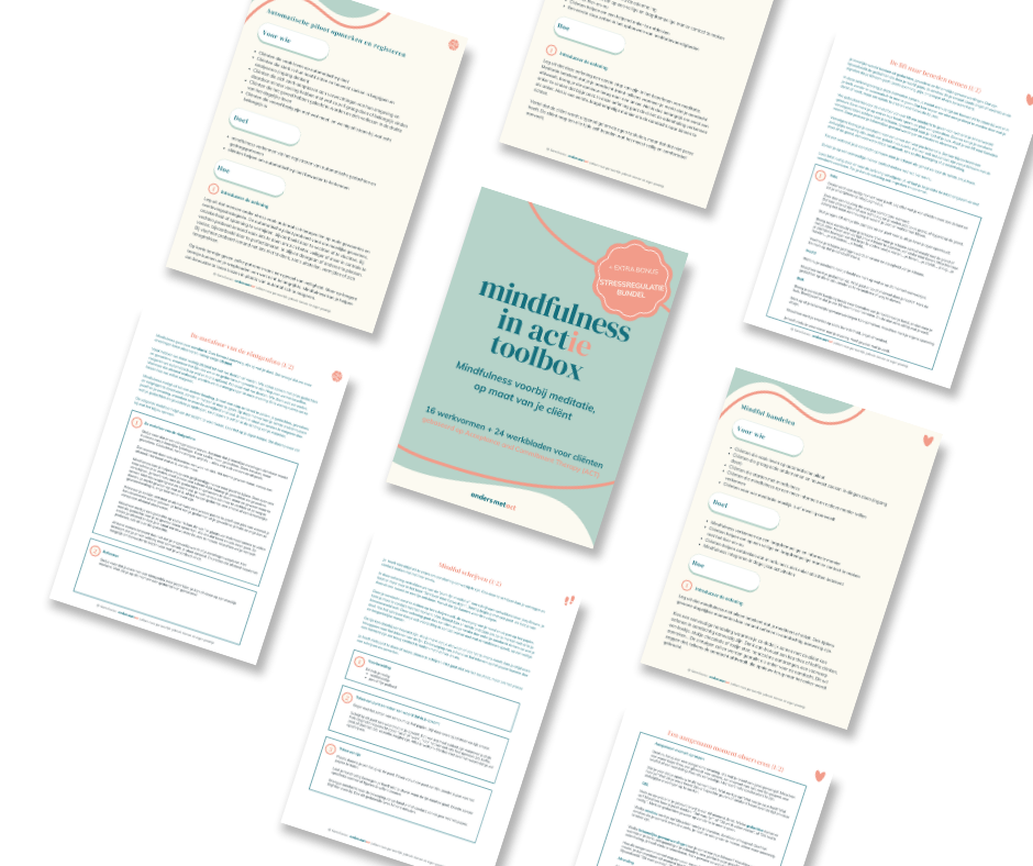 Een collectie van diverse pagina's met informatie en instructies over mindfulness in actie, inclusief een titelpagina met de titel 'mindfulness in actie toolbox' en subtitel. De pagina's bevatten tekstblokken, koppen, bulletpoints en grafische elementen in zachte kleuren, gericht op mindfulness en stressverlichting.