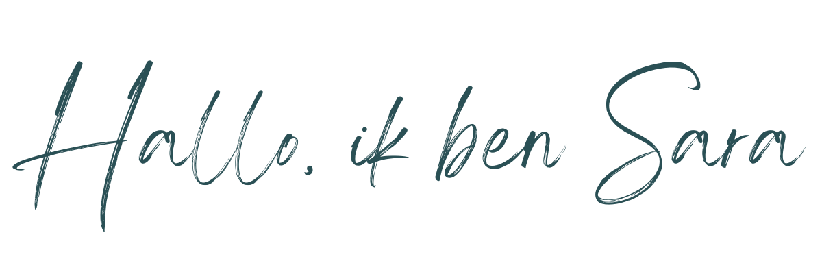 Tekst op afbeelding: 'Hallo, ik ben Sara' in een sierlijk lettertype.