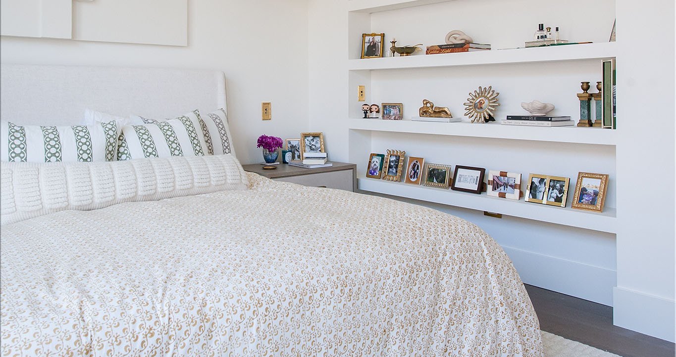 wall niche with an arch for books and dis