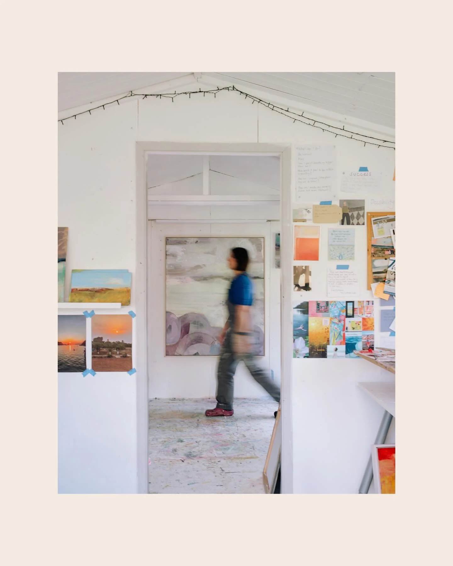 ⚡️Artist Personal Branding session with @carlygilliatt 

There&rsquo;s something magic about photographing someone exactly where they belong.

Carly&rsquo;s garden studio is a true creative sanctuary &mdash; doors open to birdsong, paint everywhere, 