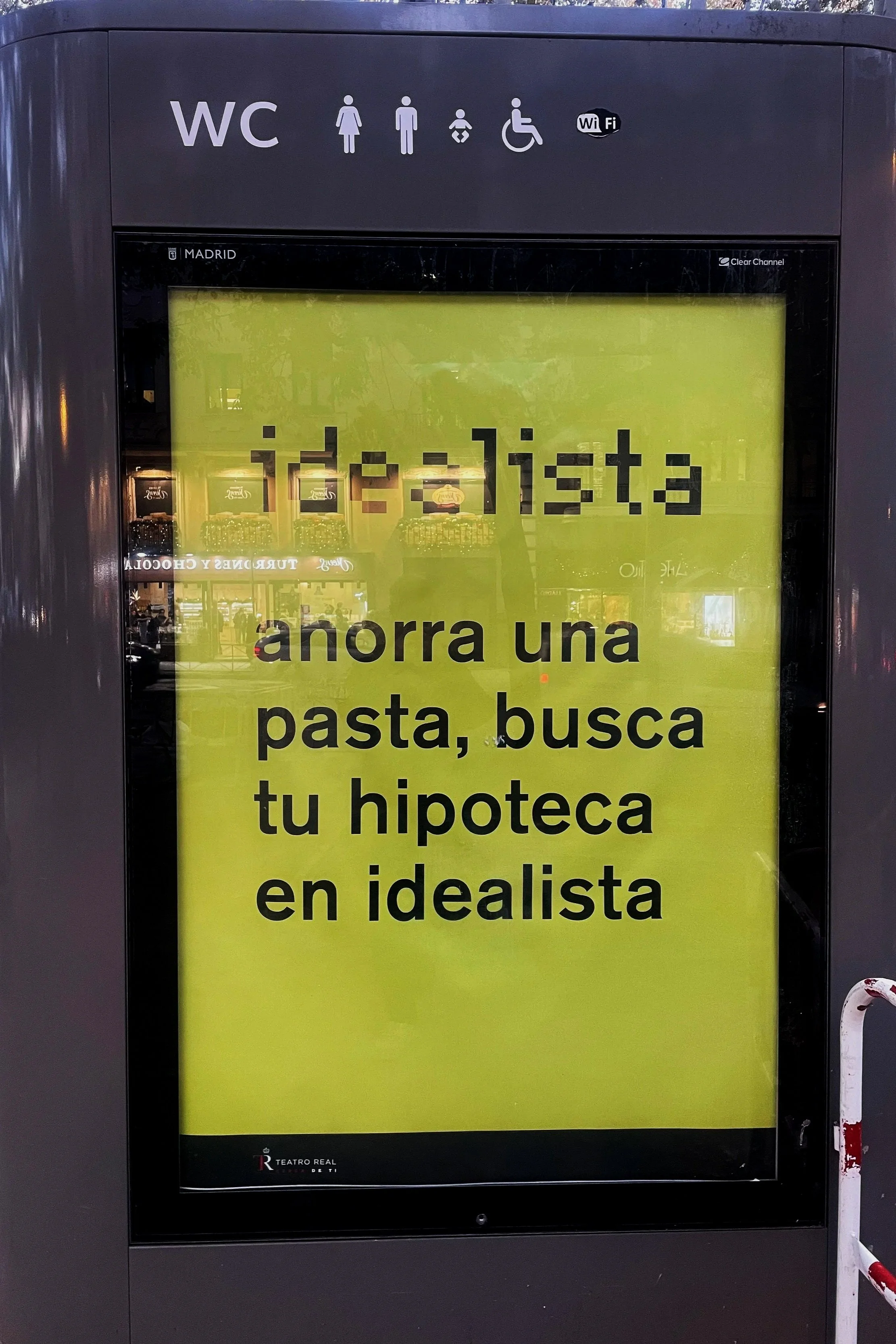 Digital advertisement in Spanish asking viewers to stop scrolling, get some pasta, and look for a mortgage at Idealista.