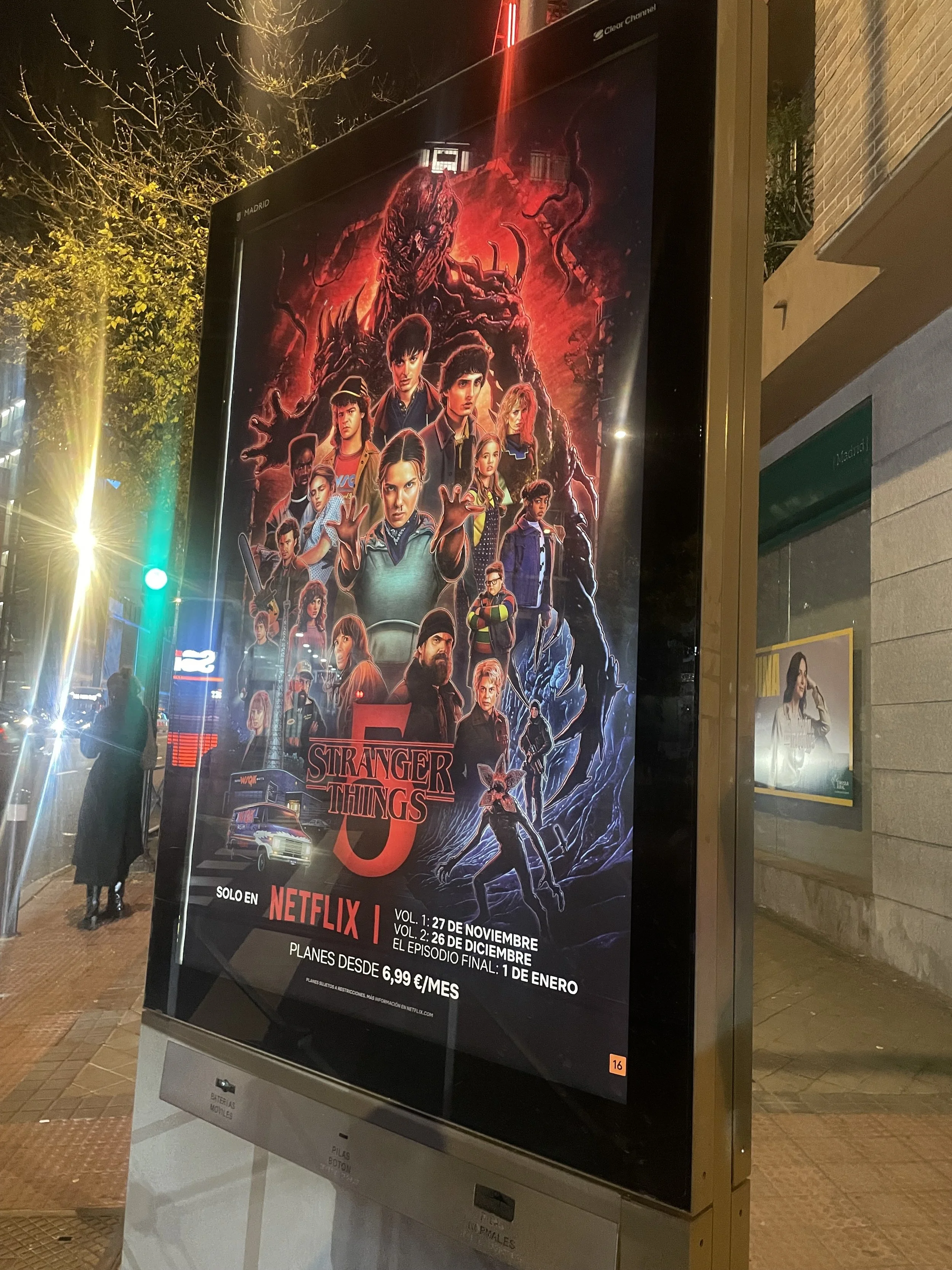 A promotional poster for the TV series "Stranger Things 5" on Netflix. It features characters from the show, with a dark, supernatural background, and the text in Spanish indicating release dates and subscription details.