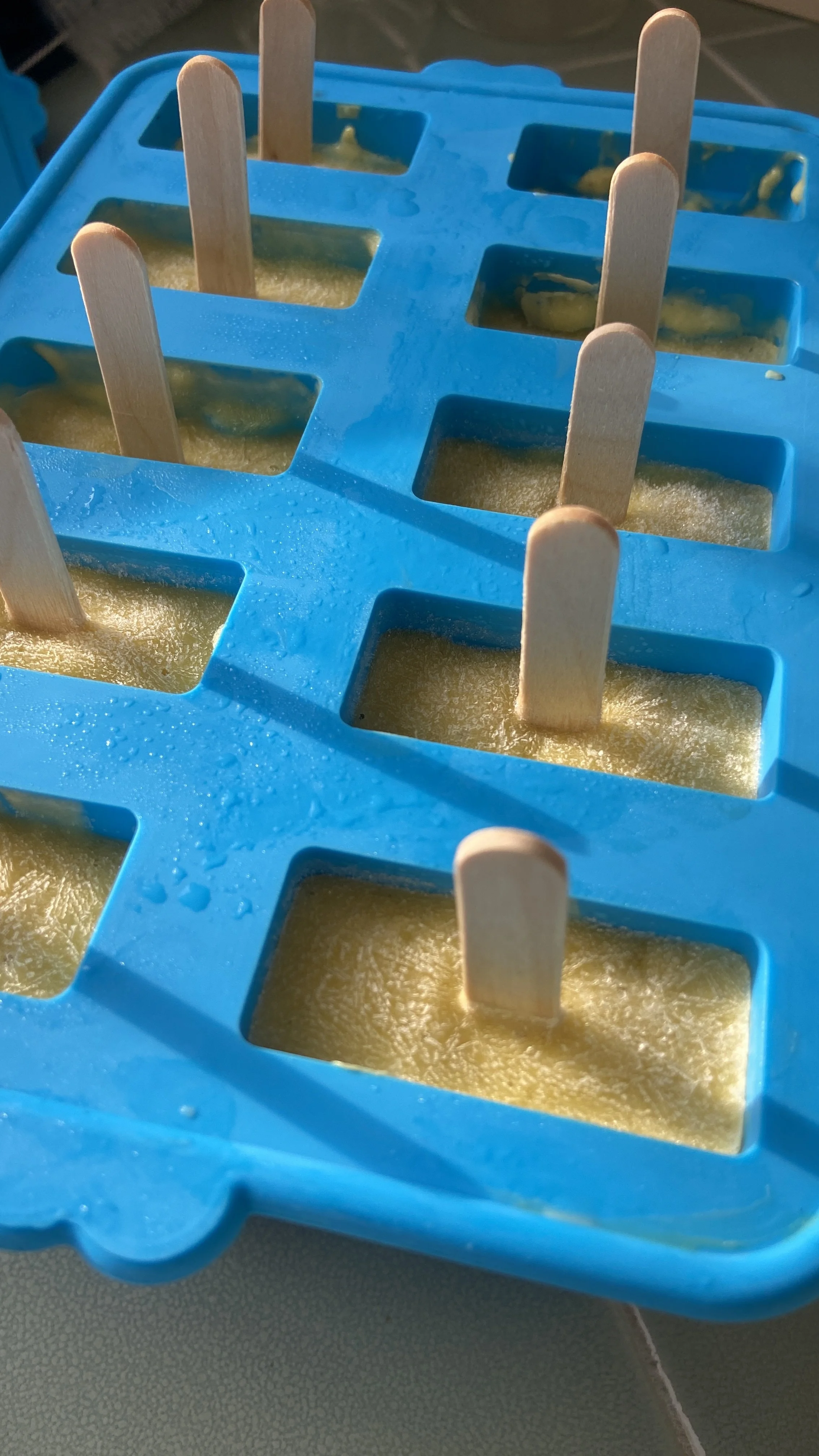 creamy mango popsicles