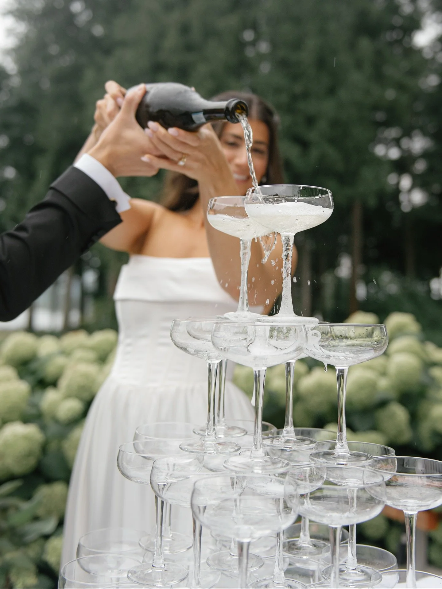 champagne showers 🥂✨

Venue @sandpiperresort
Photographer @kaoverii_silva
2nd Photographer @yukischell.photography
Florist @begfloral
HMUA @rose.quartzbeauty
Decor @valleyweddings