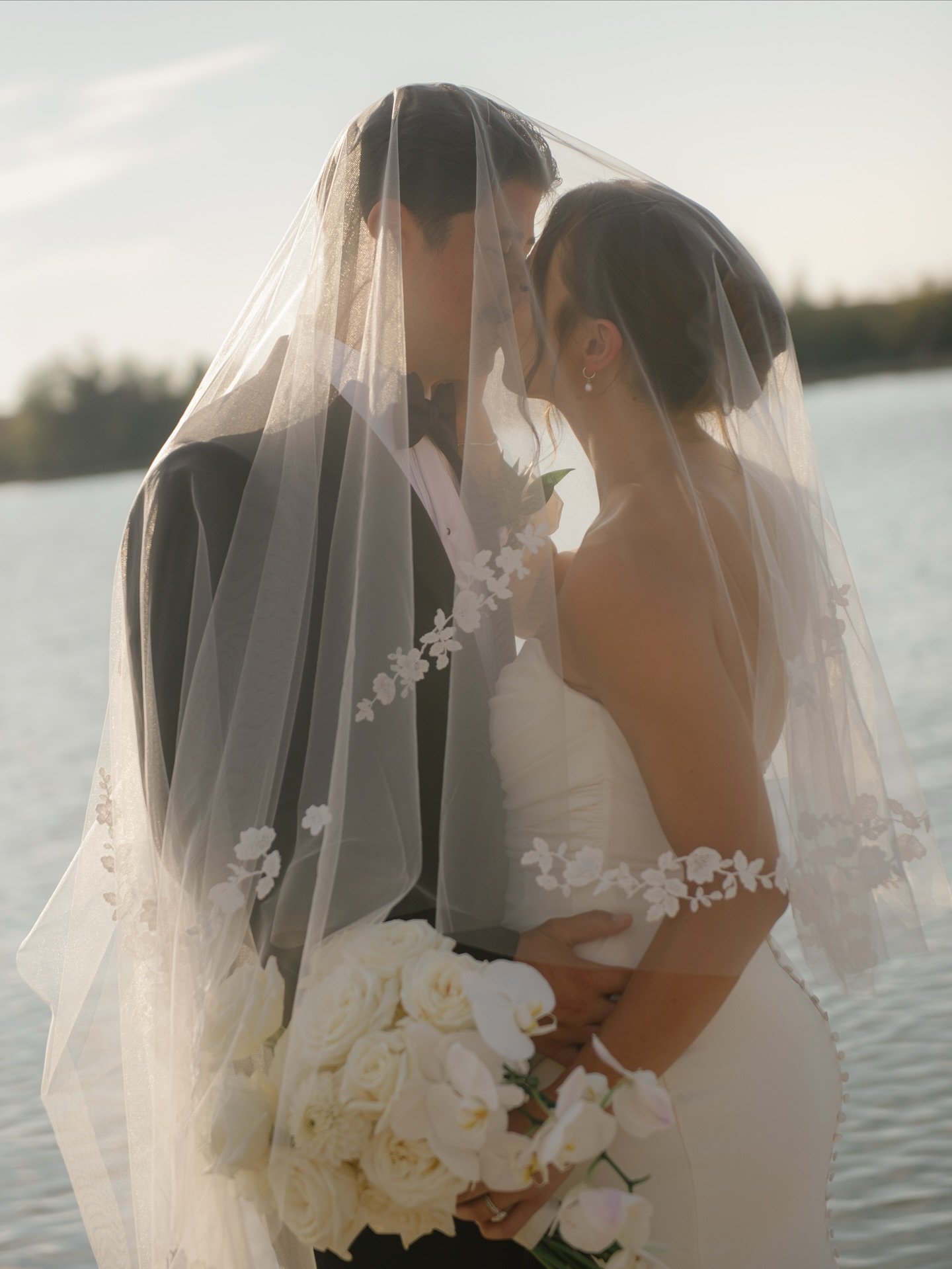 good vibes and great views 

Planner @kceventsservices
Photographer @kaoverii_silva
Second Shooter @yukischell.photography
Venue @ubcboathouse
Band @sideoneband
Live Music @vandgentertainment
Florals @byyourstrulyfloralstudio
Makeup @paigegriffithmak