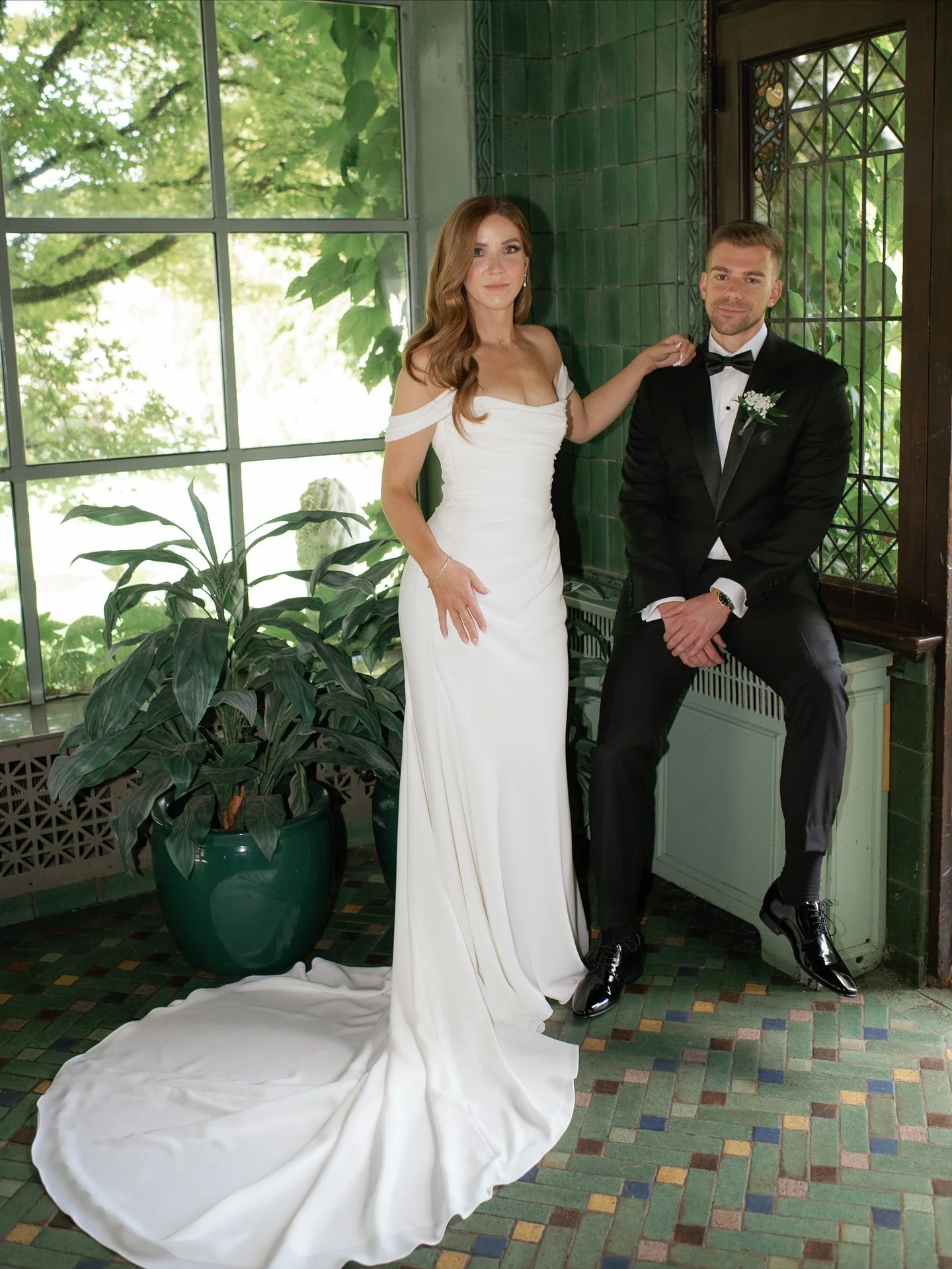 Wedding day magic hits different ✨

Planner : @aliciakeats @flori.girlz
Venue : @hycroftuwcv
Photo :@kaoverii_silva
Flowers: @luminousfloral
Hair and Makeup : @axartatelier @xoeyvo.studio
Cake : @butterlanebakeshop