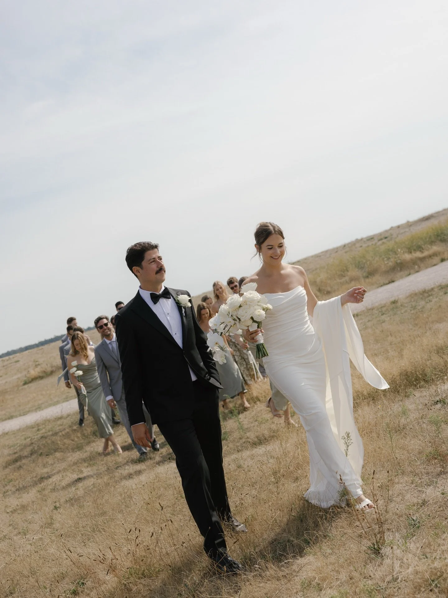 a sweet summers day 🌞

Planner @kceventsservices
Photographer @kaoverii_silva
Second Shooter @yukischell.photography
Venue @ubcboathouse
Band @sideoneband
Live Music @vandgentertainment
Florals @byyourstrulyfloralstudio
Makeup @paigegriffithmakeup
H