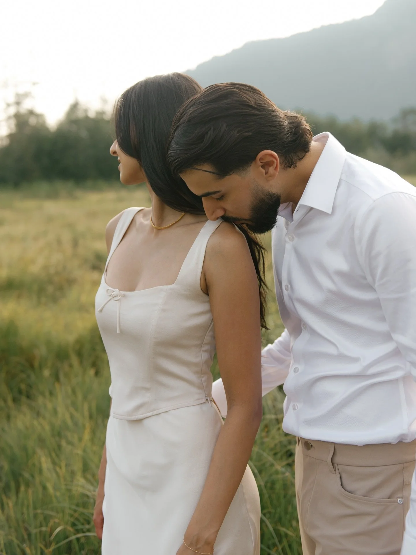 a romantic mountain and meadow engagement with this sweet duo ✨🌾⛰️