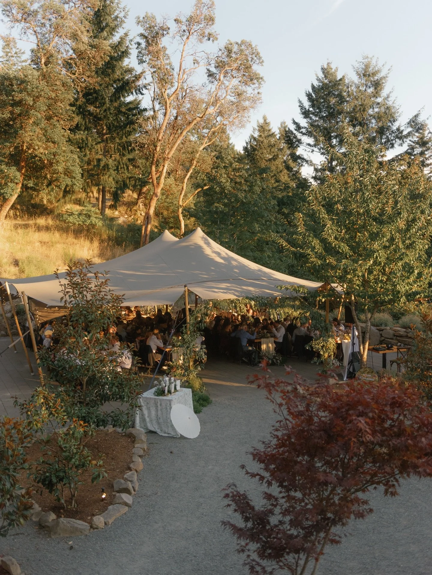 tucked away in the woods 🌲

Planner @rockpapersquare
Photographer @kaoverii_silva
Venue + Catering @bodegaridge
Makeup @alisha_hopps
Hair @savethedatebeauty
Florist @gossipfloral
Videographer @bekalinpro
Officiant @vanofficiant
DJ @soundstripemusicc