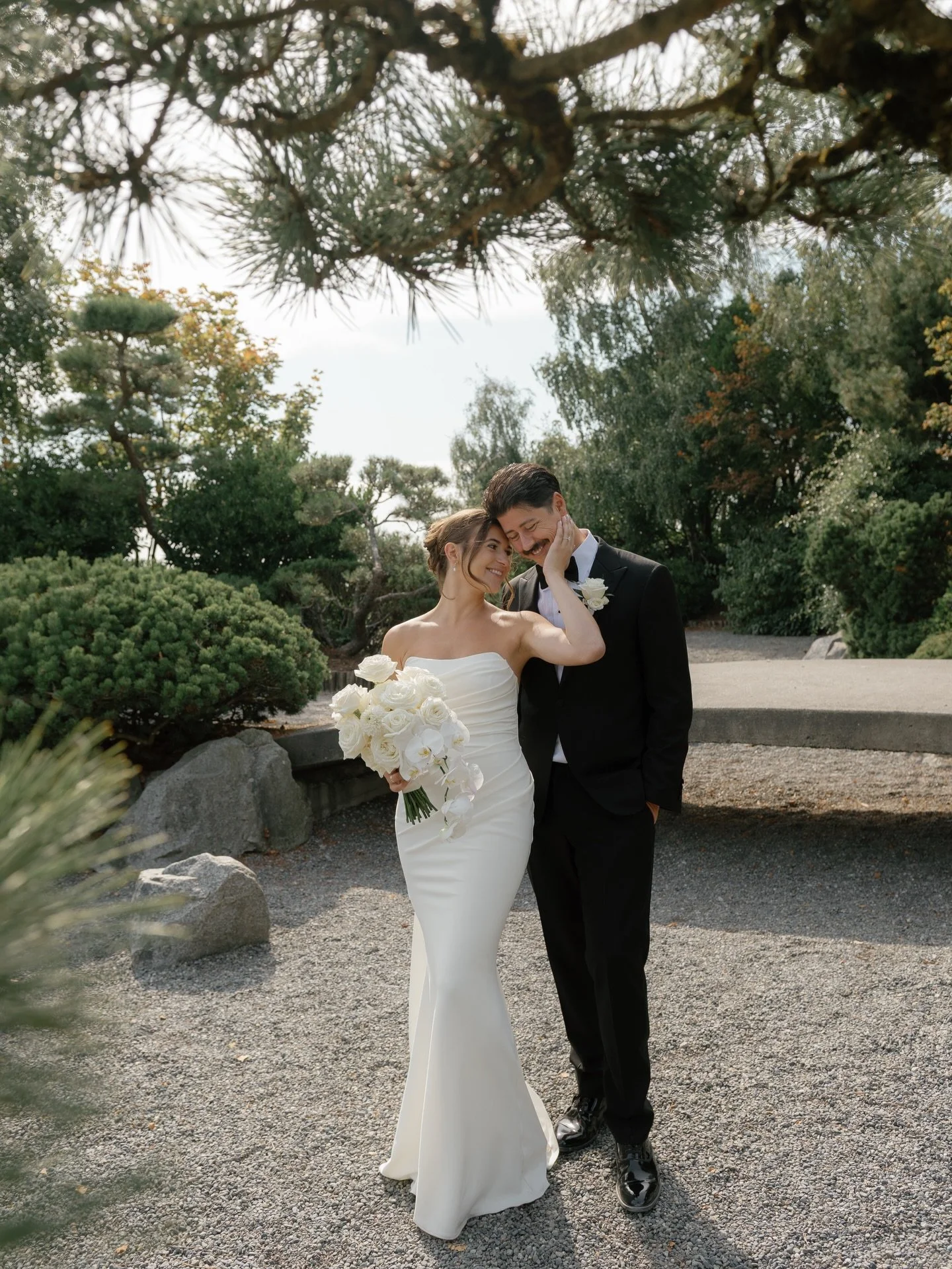 Before the vows 💍

Planner @kceventsservices
Photographer @kaoverii_silva
Second Shooter @yukischell.photography
Venue @ubcboathouse
Band @sideoneband
Live Music @vandgentertainment
Florals @byyourstrulyfloralstudio
Makeup @paigegriffithmakeup
Hair 