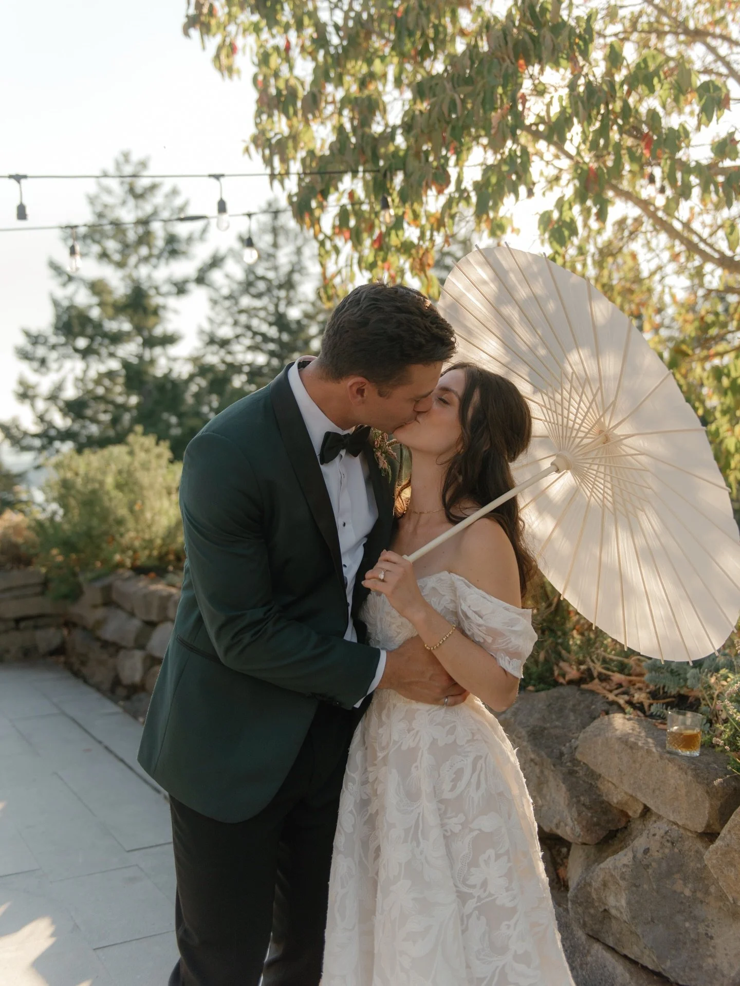 did someone say cocktails? 🍸

Planner @rockpapersquare
Photographer @kaoverii_silva
Venue + Catering @bodegaridge
Makeup @alisha_hopps
Hair @savethedatebeauty
Florist @gossipfloral
Videographer @bekalinpro
Officiant @vanofficiant
DJ @soundstripemusi