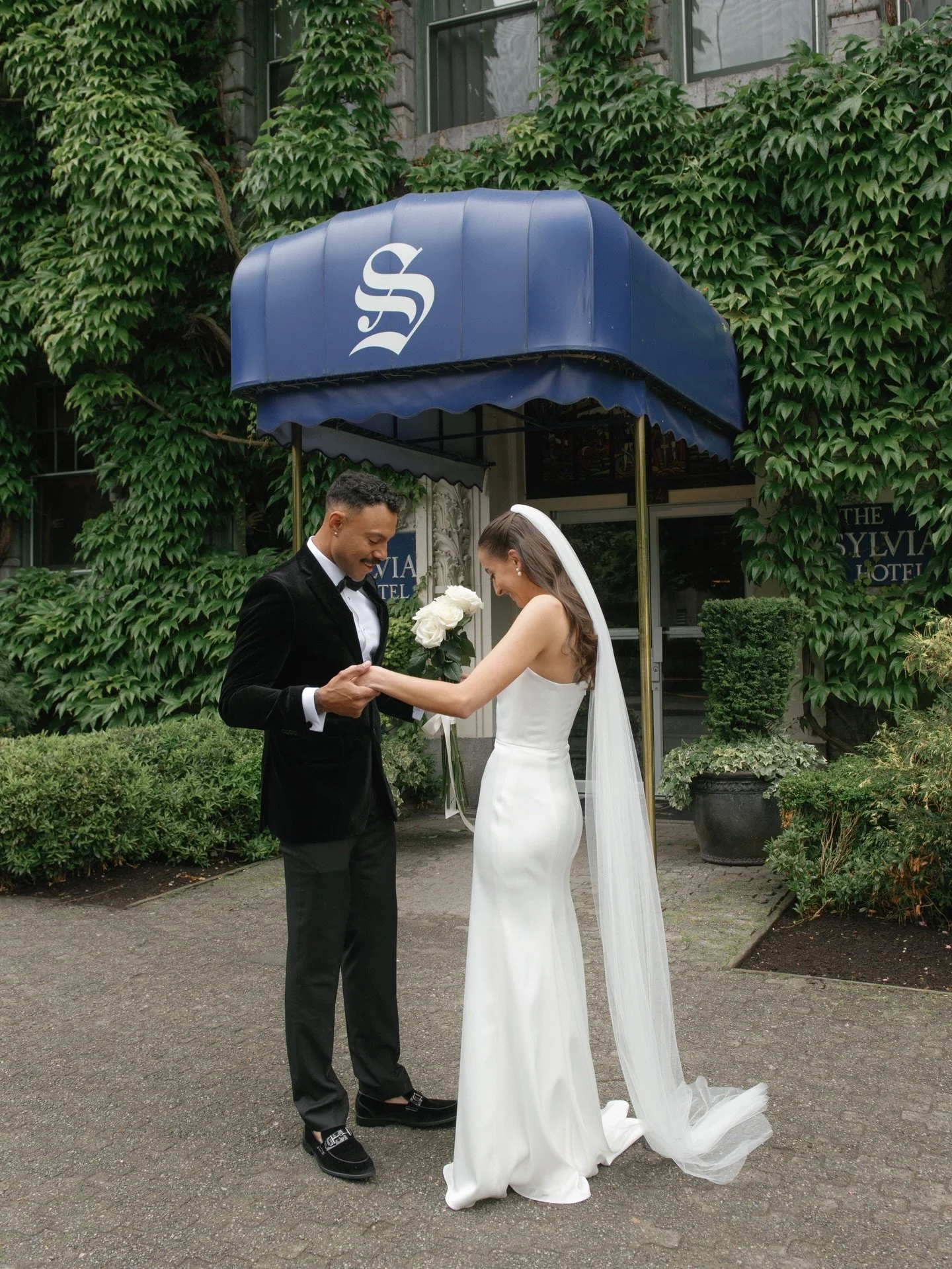 Those first look feels 🤍

Planner @thistlebea
Photographer @kaoverii_silva
Hotel @thesylviahotel 
Venue @cecilgreenparkhouse
Portraits @thesylviahotel
MUA @alisha_hopps
Florist @gardenpartyflowers
Cake @oh_sweet_day
Officiant @vanofficiant
Catering 