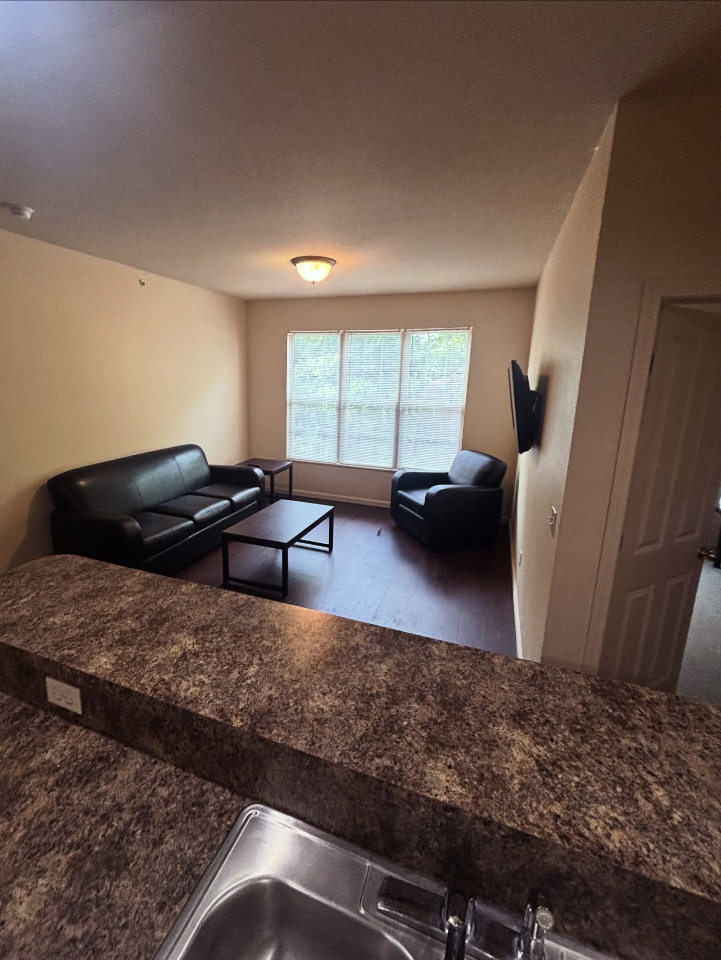 All I want for Christmas is&hellip;.my own bathroom! 🎄

&amp;&amp; at Irish Row, you can have it! Our 3-bedroom floor plans offer private bathrooms and comfort you will LOVE! 

✨ Rates as low as $790/month

✨ Chance to save $235 INSTANTLY! *

Don&rs