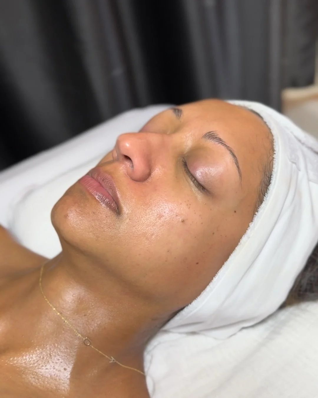 Introducing The V-Tox Firming Facial! This is a Korean-inspired ritual designed to lift, sculpt, and renew your skin from the inside out. š«
Oxygen bubbles, icy calm, and a lifting finish.  This is more than skincare; it’s transformation.
⨠D