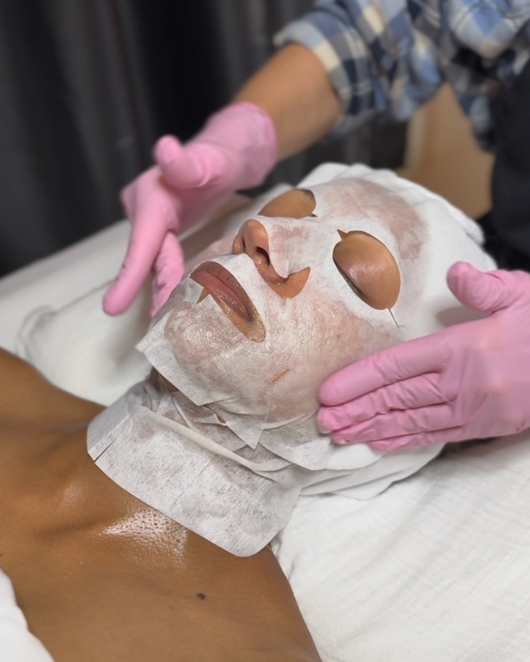 If you&rsquo;ve ever wondered how Korean women get that glass-skin glow&hellip; this is it. ✨

Meet our new V-Tox Firming Facial! This is a three-phase journey of purification, calm, and lift that blends advanced Korean skincare science with our sign