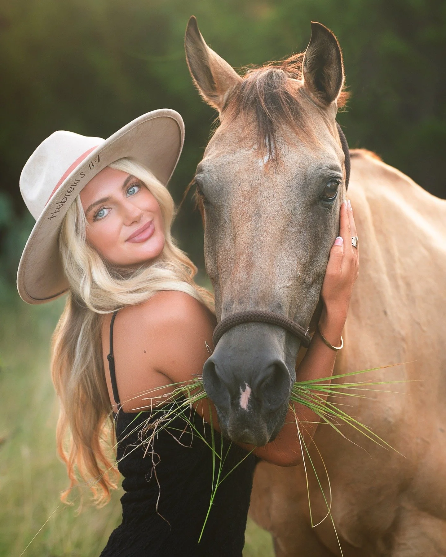 Keeping it real 😁 Sometimes you just got to let the horse do what horses will do ! Make eating grass the priority 😊 I will post behind the scenes in stories. Horse 1 Perfect pose ) #seniorphotographer