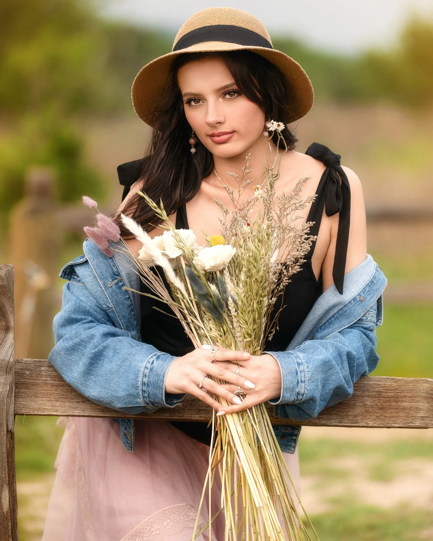 Golden light, soft winds, and a heart that knows exactly who she is! @kermit_freak 
This is what confidence looks like when it&rsquo;s quiet, natural, and completely her own. #SeniorPortraits
#SeniorPhotos
#ClassOf2026
#SeniorInspiration
#SeniorStyle