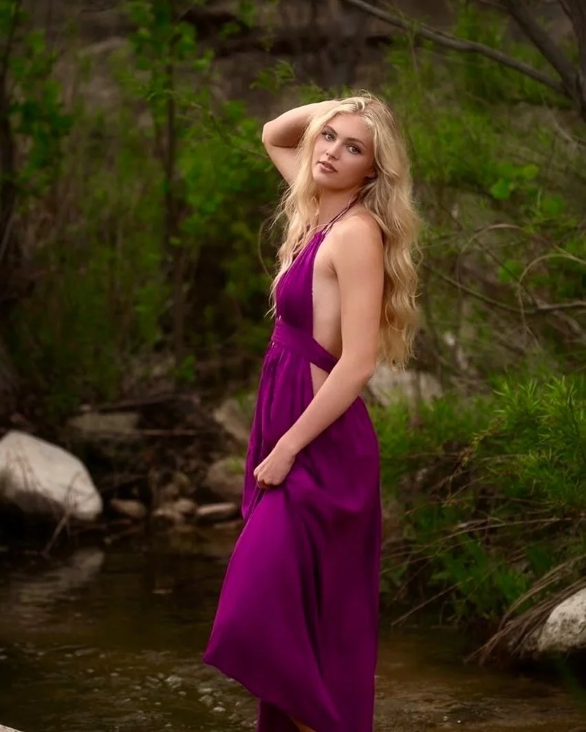 The beautiful @mckenzietinkle 
Radiant glow on a cloudy day

Rise up workshop 2026
#seniorstyleguide 
@posepatch 
@seniorinspire 
@seniormuse