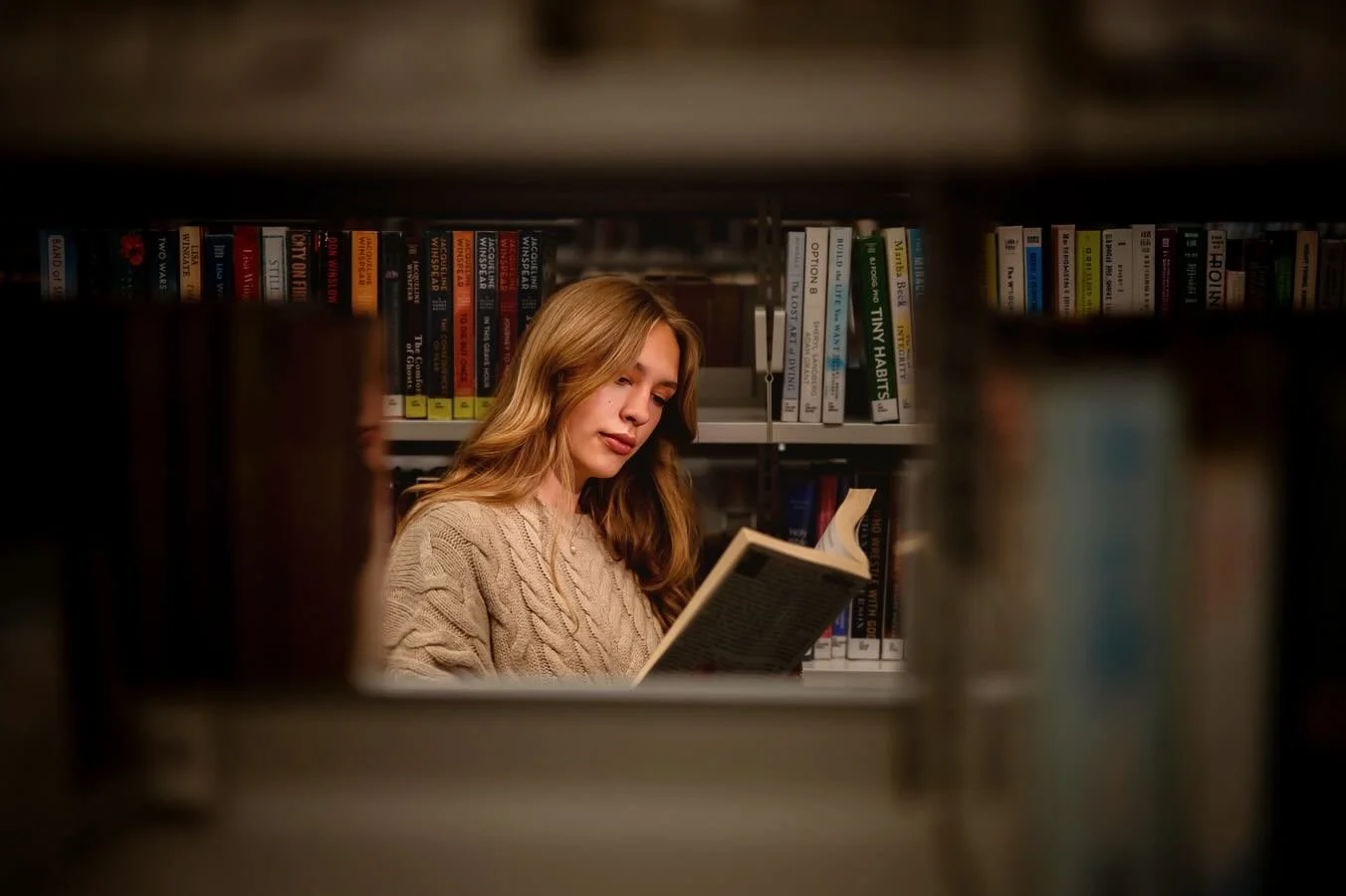 Lost in the pages of a story&hellip; and writing one of her own. ✨📚

This incredibly beautiful senior is the kind of soul you don&rsquo;t forget&mdash;graceful, intelligent, kind, and genuine in every way. She carries a quiet strength, a love for bo