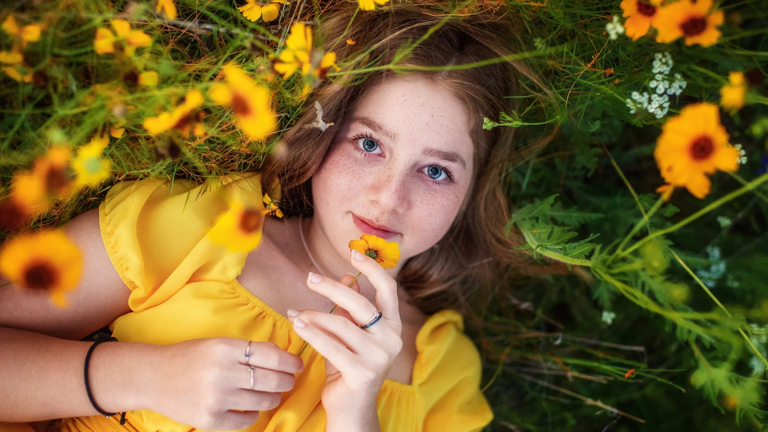 I adore Texas wildflower season, even when it's sometimes the hottest time of the year in Texas. This is the kind of beauty that reminds me why I love photographing the little in-between moments right here in Texas. 💛🌼 The black band is a bracelet 