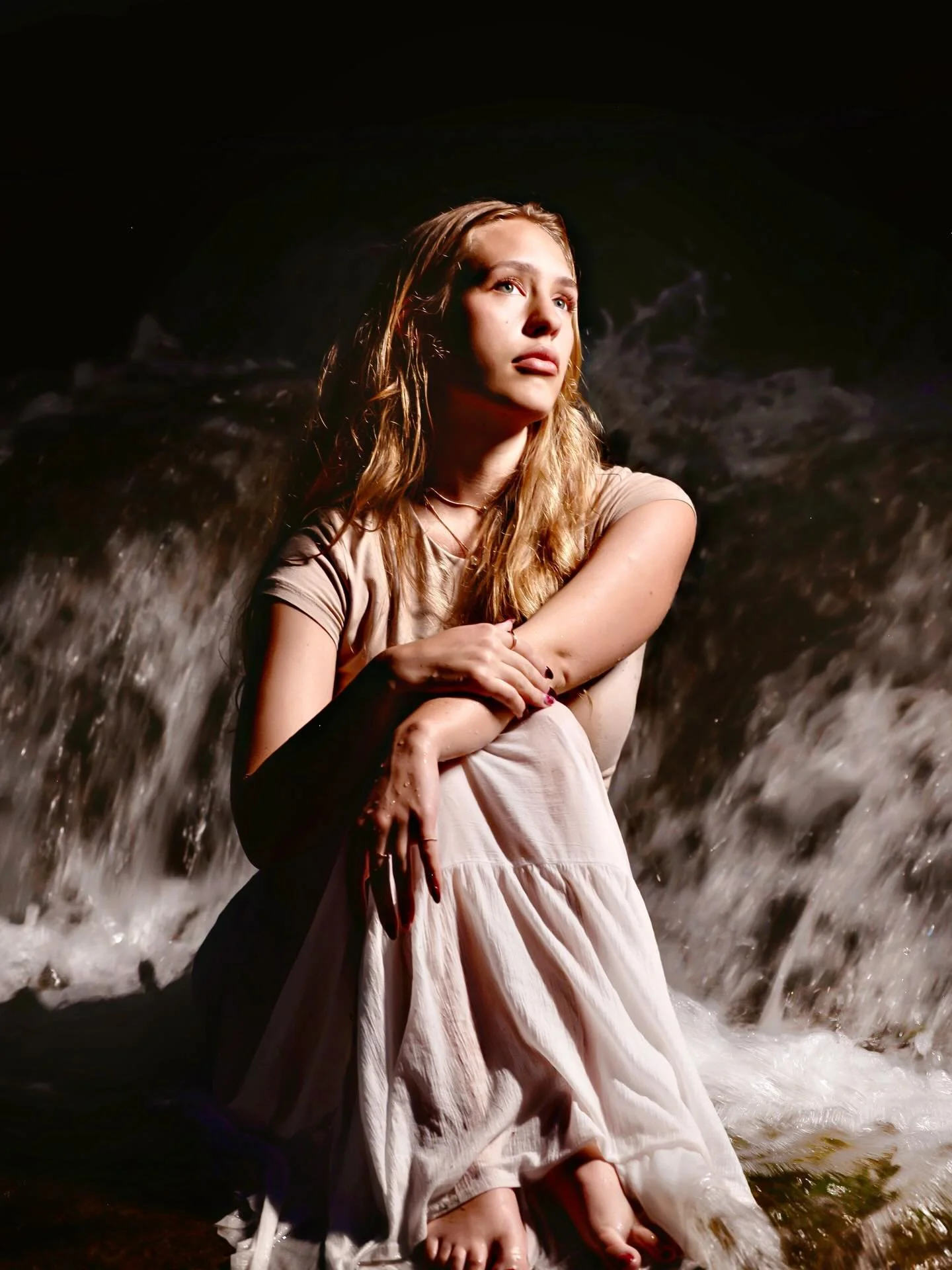 There&rsquo;s something unforgettable about the way water, light, and emotion come together in a single frame.
we were having so much fun. We ran out of light, but we did not run out of enthusiasm, motivation, and experimentation.. so we whipped out 