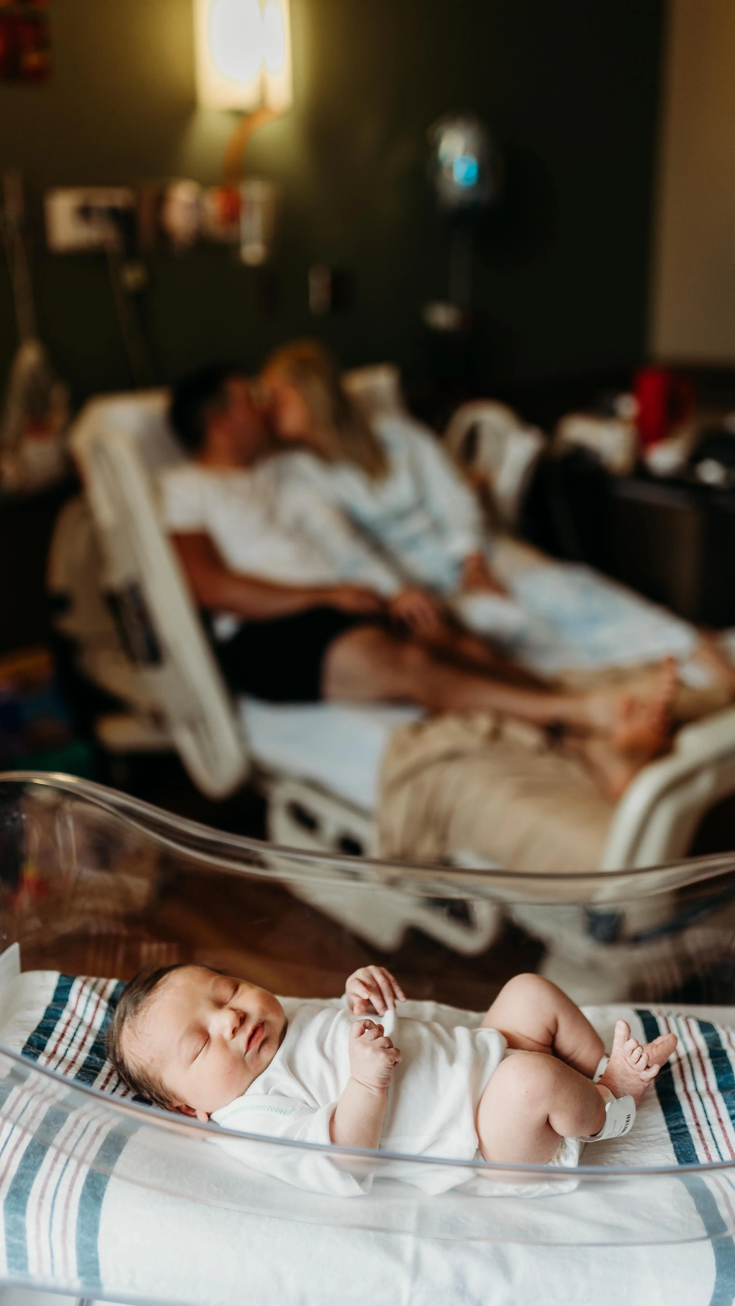 Here are 5 things you should know before before booking a fresh 48:
1. Timing is Everything
Fresh 48 sessions happen within the first 24–48 hours after birth, so I stay on-call around your due date. It’s a beautiful whirlwind — we
