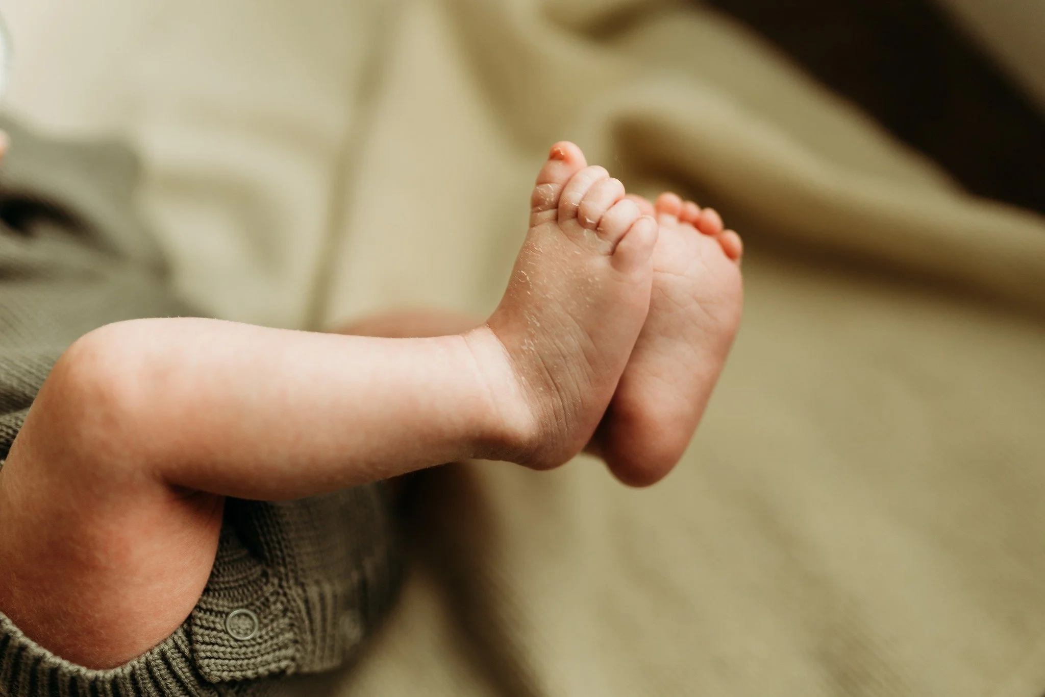 Sorry. I will not be editing the flaky feet to make them smooth... I mean, it's part of being a newborn! And oddly, I love that little detail!
Due soon and need to book a session? I offer birth, fresh 48 and in home lifestyle!
Inquire or book at a