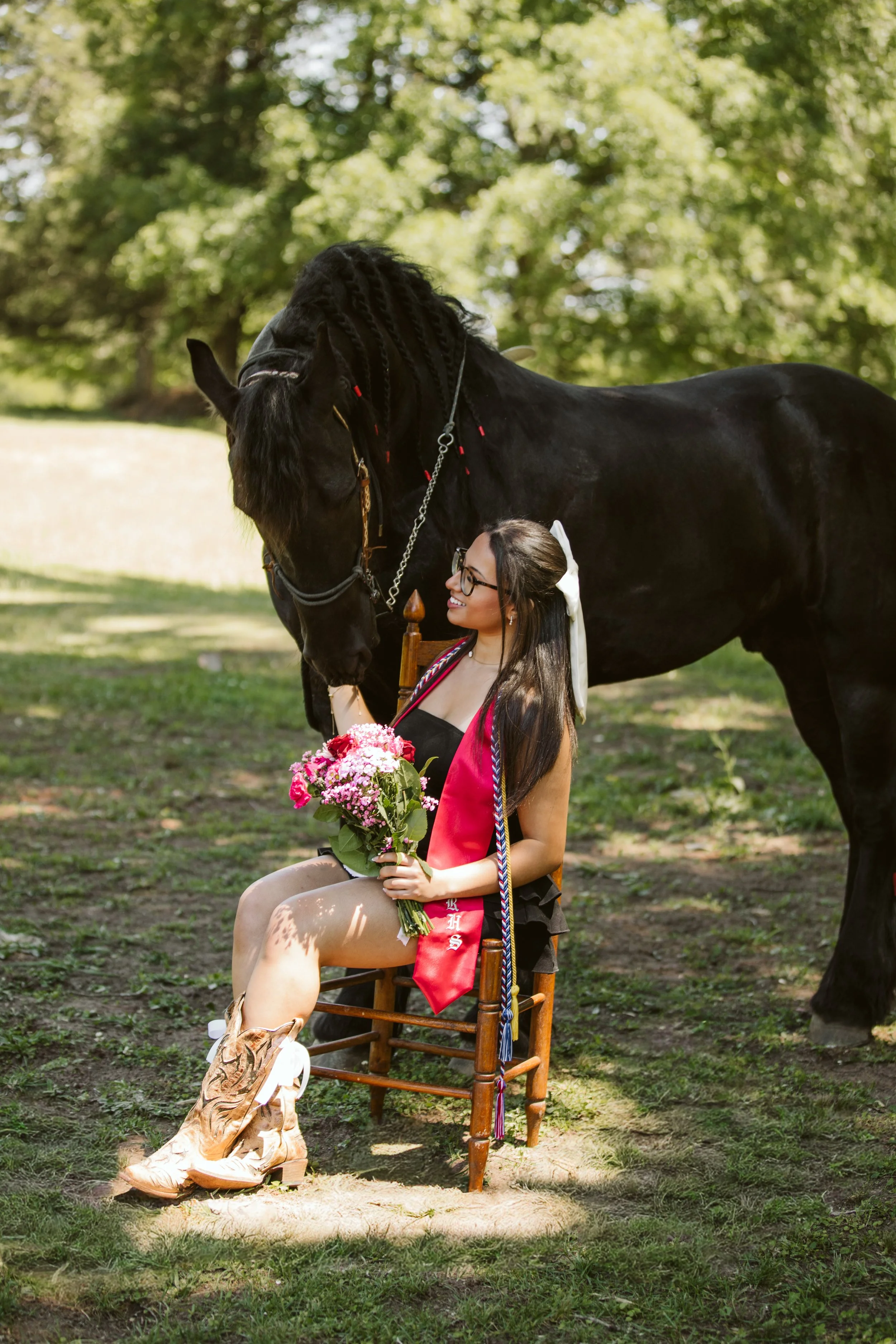 Senior photos with horse and bouquet