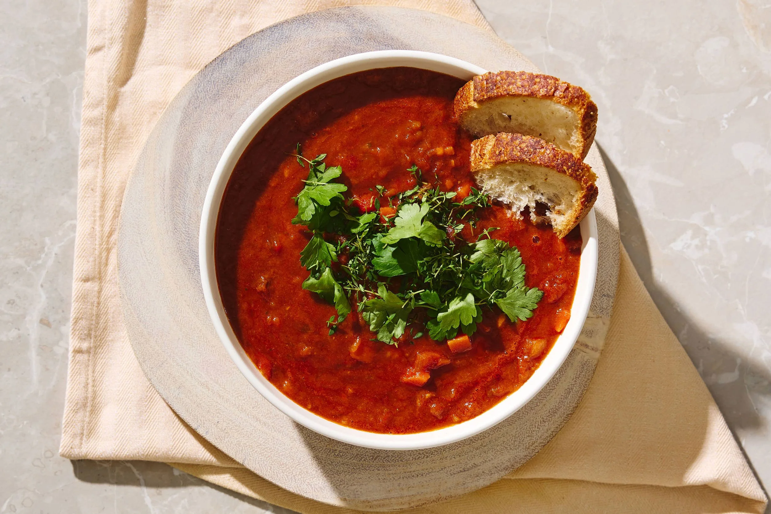 Gulasjsuppe med høyrygg, grønnsaker og urter