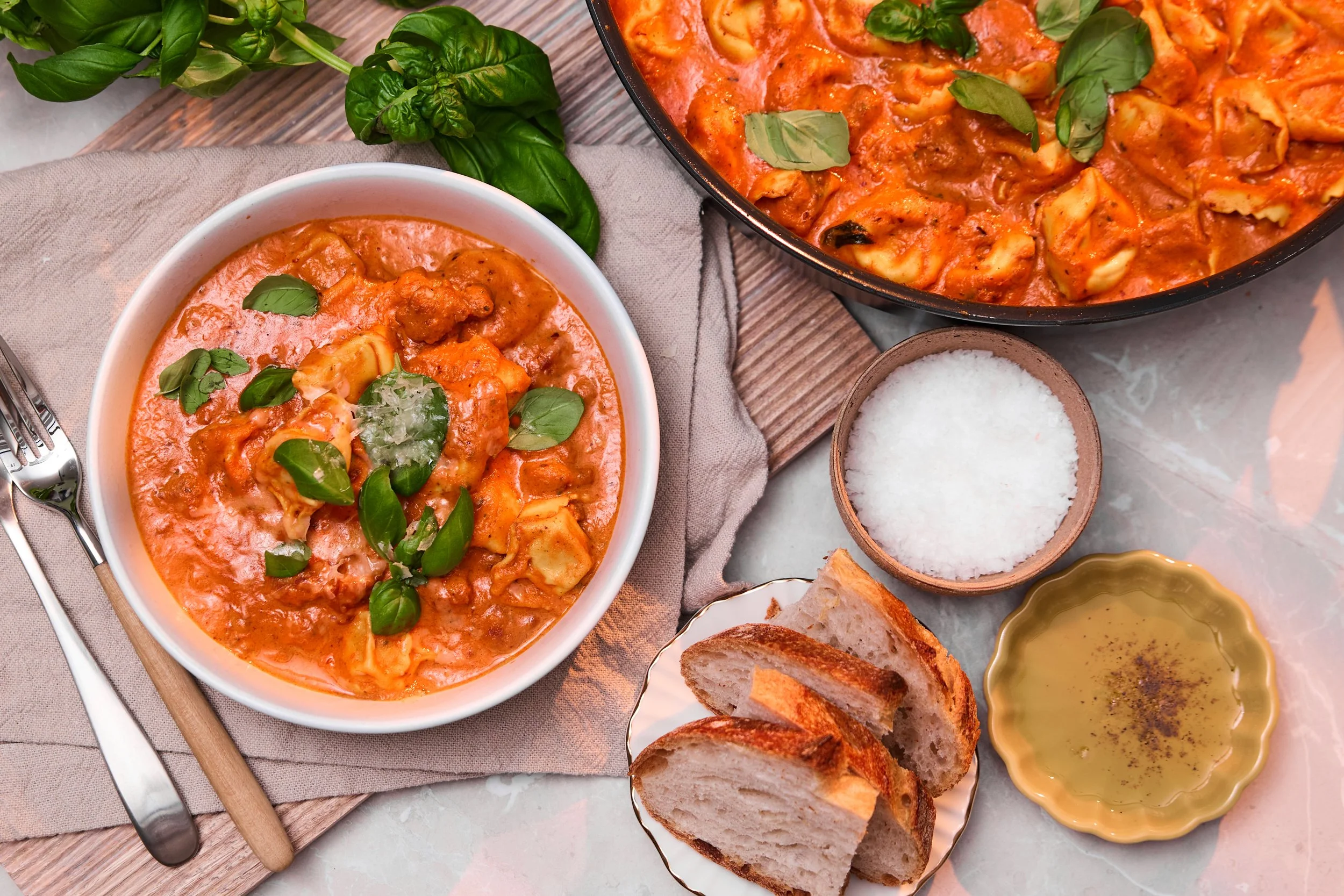 Kremet tomatsuppe med tortellini og salsiccia 