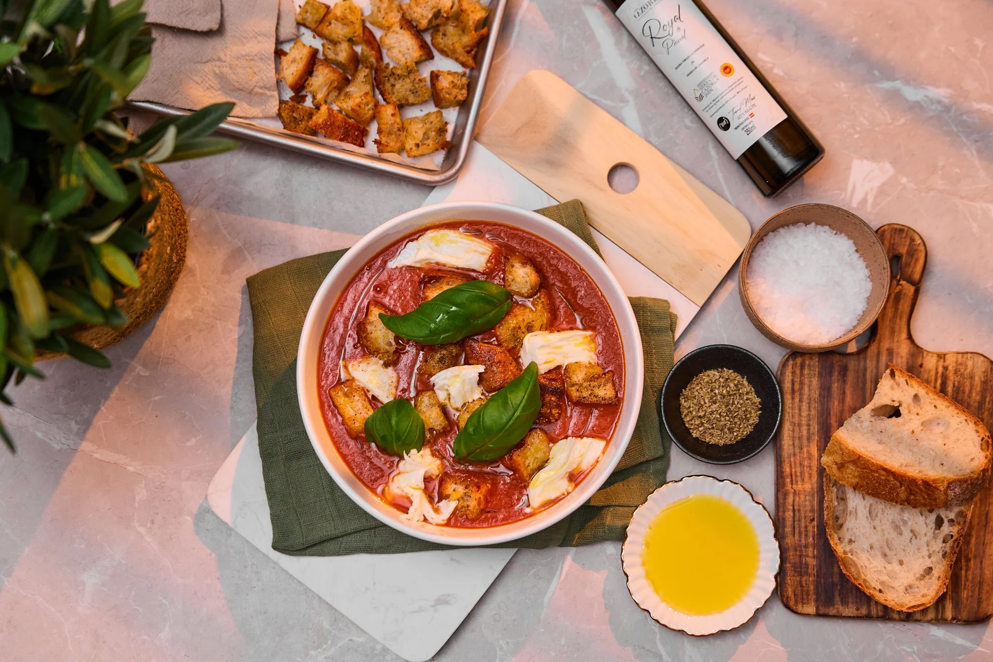 Tomatsuppe med hjemmelagde krutonger, mozarella og basilikum