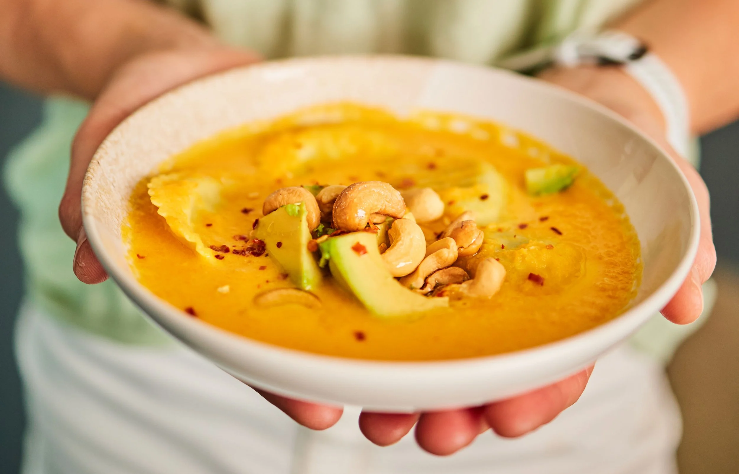 Foodyflys Gulrot- og søtpotetsuppe med avokado, ravioli og cashews