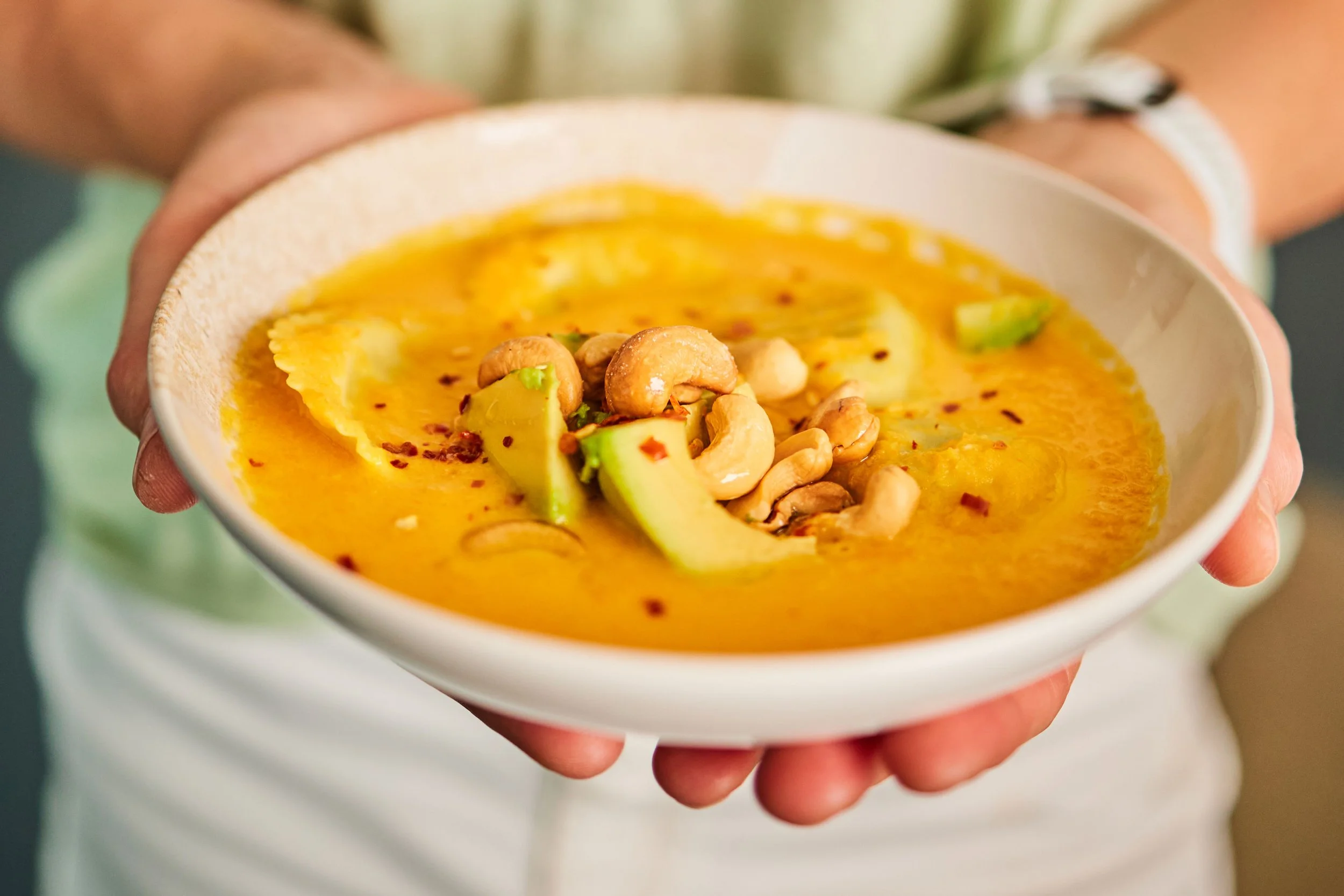 Gulrot- og søtpotetsuppe med avokado og cashews